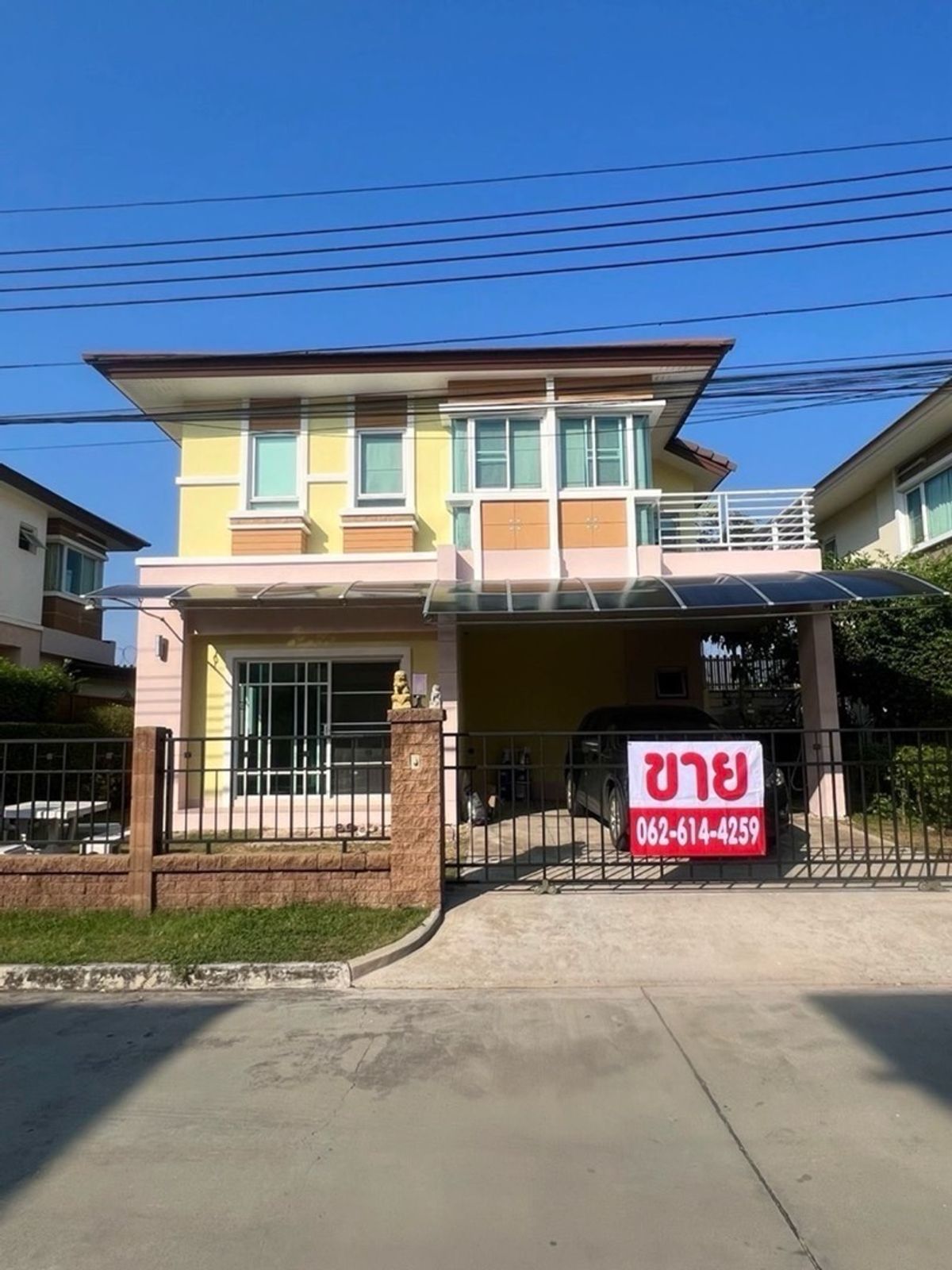 For SaleHouseSamut Prakan,Samrong : House for sale, Ban Leoni Oo Srinakarin, beautiful house, very good environment Convenient transportation near the train Electric intersection station, only 5-10 minutes, near the Kanchanaphisek Ring Road (Srinakarin checkpoint)