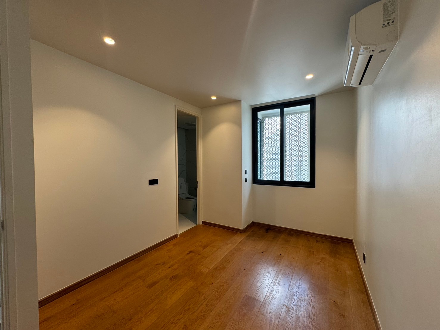 For SaleHouseSukhumvit, Asoke, Thonglor : SALE 5 Story Modern Minimal House with Elevator at Ekmai ** NO CO-AGENT ** 