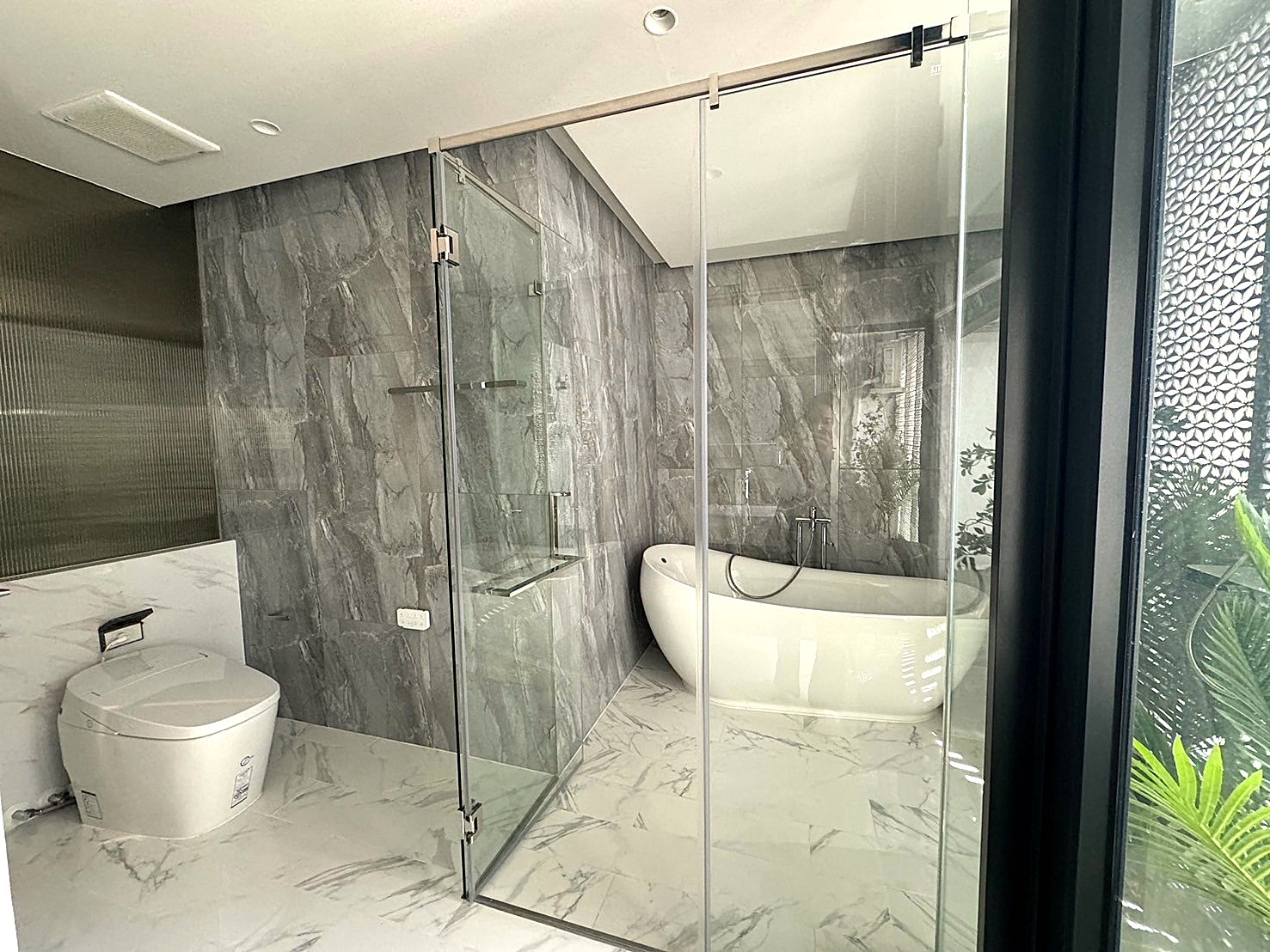 For SaleHouseSukhumvit, Asoke, Thonglor : SALE 5 Story Modern Minimal House with Elevator at Ekmai ** NO CO-AGENT ** 