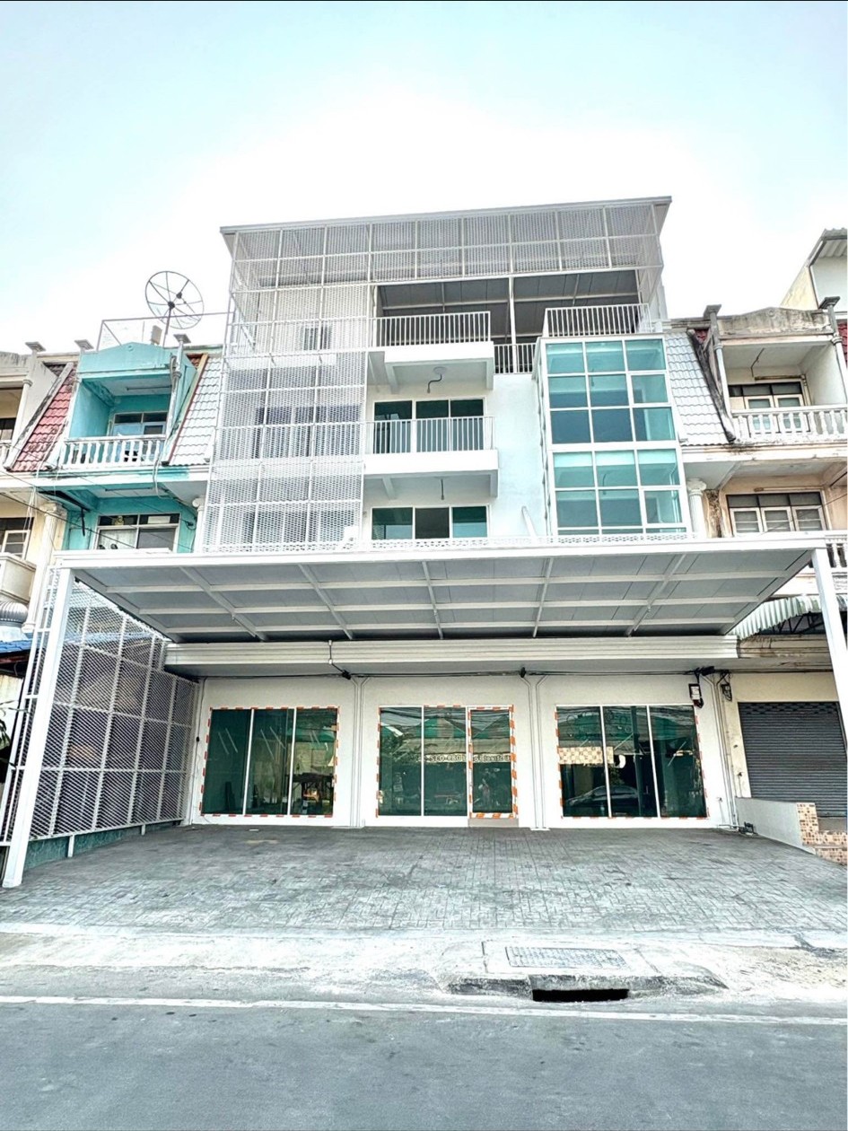 ขายอาคารพาณิชย์เสรีไทย-นิด้า : ♦ อาคารพาณิชย์ รามคำแหง 60 ♦ 4.5 ชั้น | 71.10 ตร.ว., 952.00 ตร.ม. | มีห้องน้ำแยกชาย/หญิงทุกชั้น, ที่จอดรถ 6 คัน | ใกล้ฮับรถไฟฟ้า 3 สาย (เหลือง ส้ม น้ำตาล) สถานีแยกลำสาลี เพียง 1.2 กม.