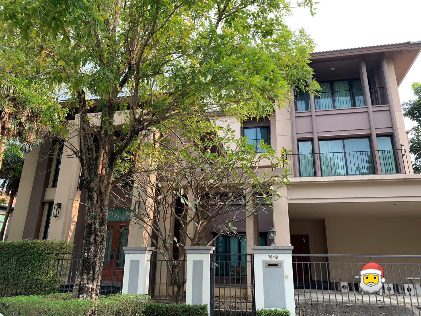 ให้เช่าบ้านนวมินทร์ รามอินทรา : 🏡ขาย/เช่าบ้านเดี่ยว 3 ชั้น หมู่บ้านแกรนด์บางกอก บูเลอวาร์ด รัชดา-รามอินทรา 2 5 ห้องนอน 6 ห้องน้ำ 1 ห้องแม่บ้าน ที่จอดรถประมาณ 3-5 คัน มีเฟอร์นิเจอร์  เครื่องใช้ไฟฟ้าครบ