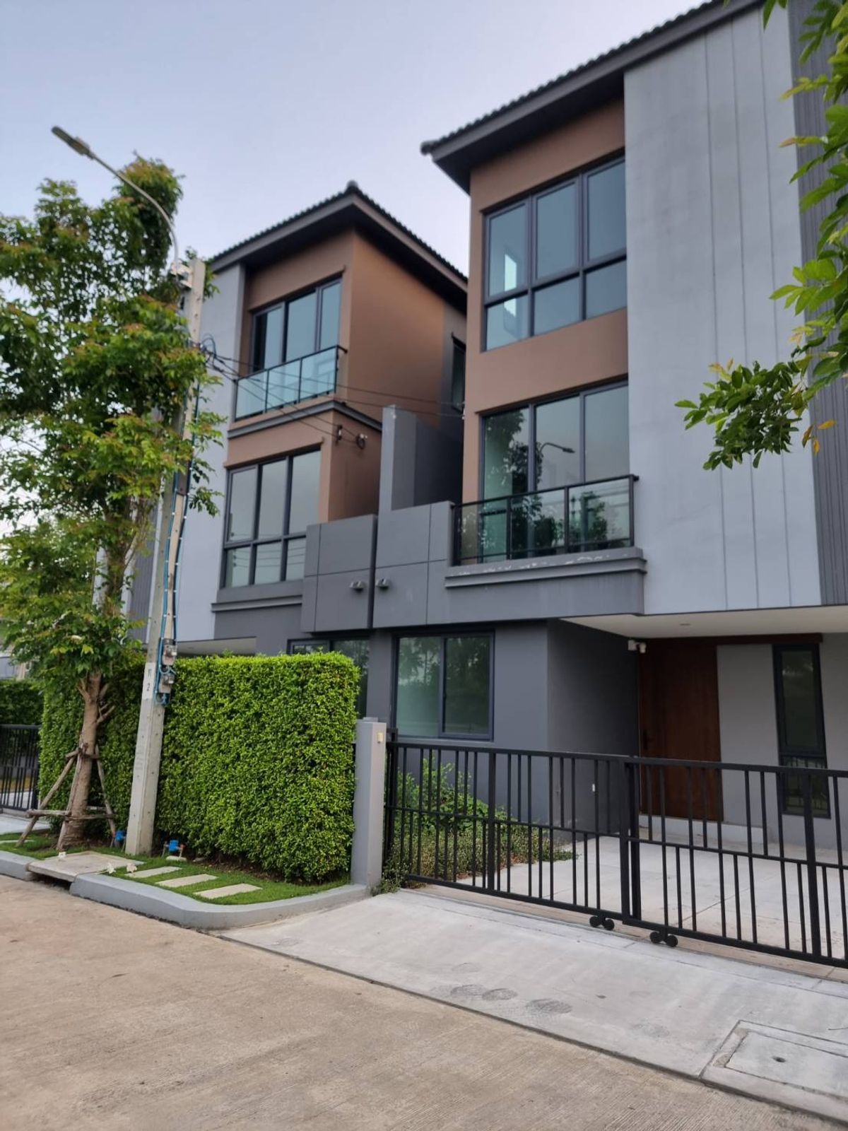ขายทาวน์โฮมบางแค เพชรเกษม : ขาย บ้านแฝด  3 ชั้น  Baan Klang Muang Sathorn-Kallapapruek