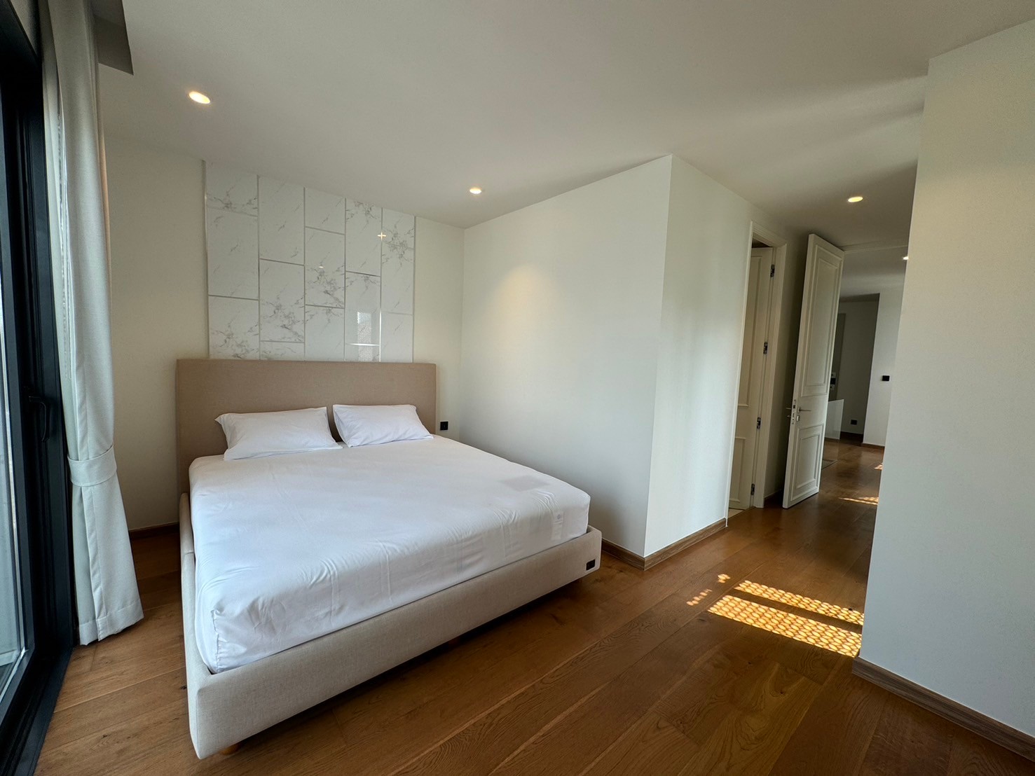 For SaleHouseSukhumvit, Asoke, Thonglor : SALE 5 Story Modern Minimal House with Elevator at Ekmai ** NO CO-AGENT ** 