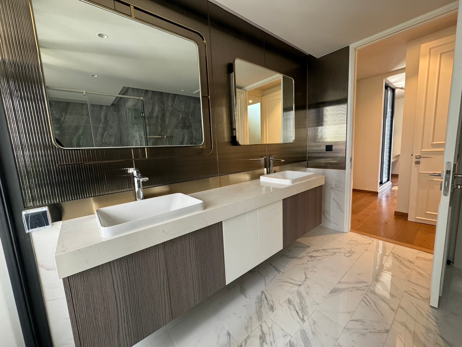 For SaleHouseSukhumvit, Asoke, Thonglor : SALE 5 Story Modern Minimal House with Elevator at Ekmai ** NO CO-AGENT ** 