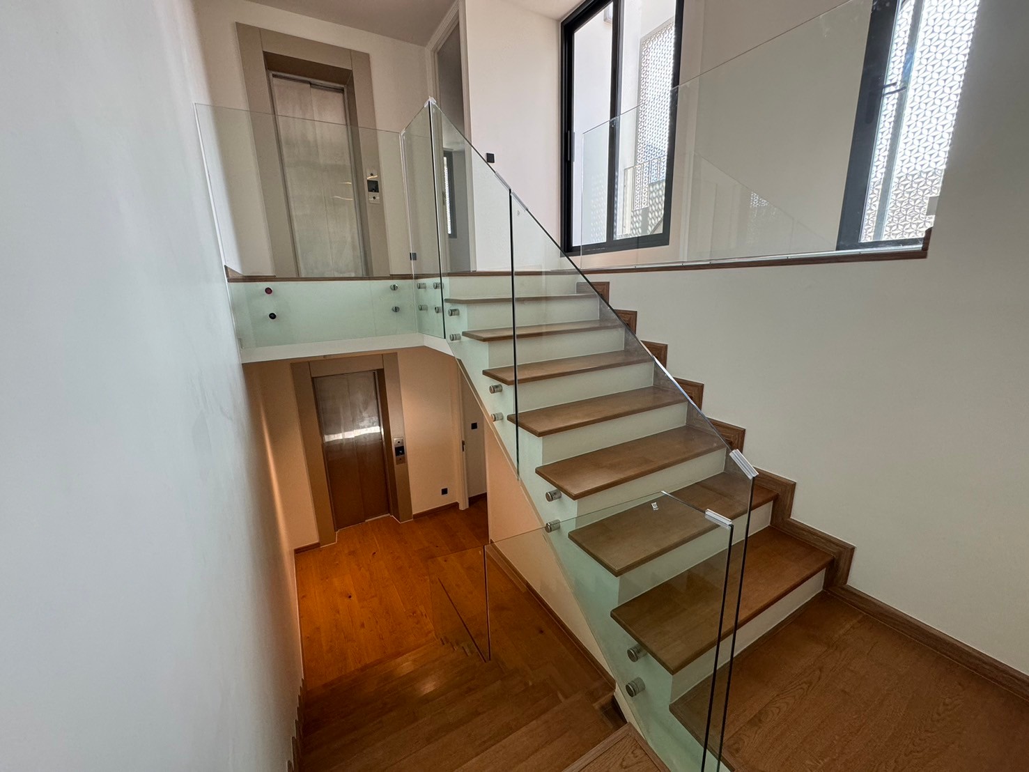 For SaleHouseSukhumvit, Asoke, Thonglor : SALE 5 Story Modern Minimal House with Elevator at Ekmai ** NO CO-AGENT ** 