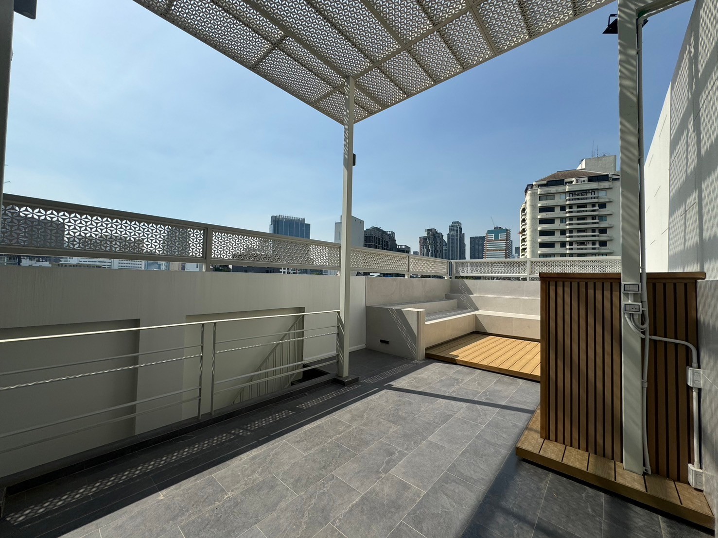 For SaleHouseSukhumvit, Asoke, Thonglor : SALE 5 Story Modern Minimal House with Elevator at Ekmai ** NO CO-AGENT ** 