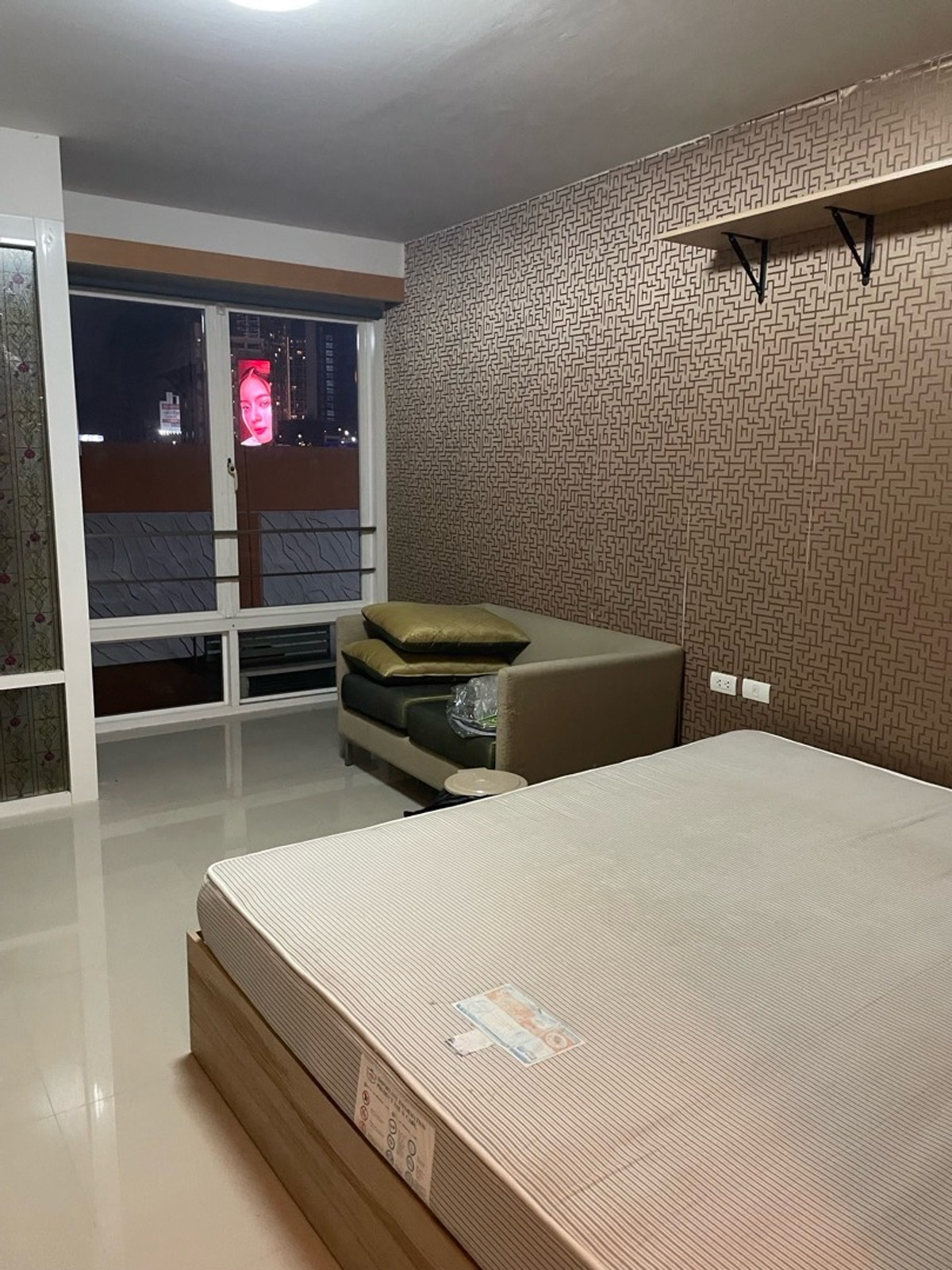 ให้เช่าคอนโดพระราม 9 เพชรบุรีตัดใหม่ RCA : 3 กิโลเมตร จาก MRT พระราม9, MRT เพชรบุรี, Airport Link รามคำแหง  วิวไม่บล็อคทิศตะวันออก ฝั่งเสียงไม่ดังไม่ใช่ฝั่งที่ติดทางด่วน แอร์ใหม่ ระเบียงทำเพิ่มพิเศษกว่าห้องปกติ *ค่าไฟจ่ายตรงการไฟฟ้า*