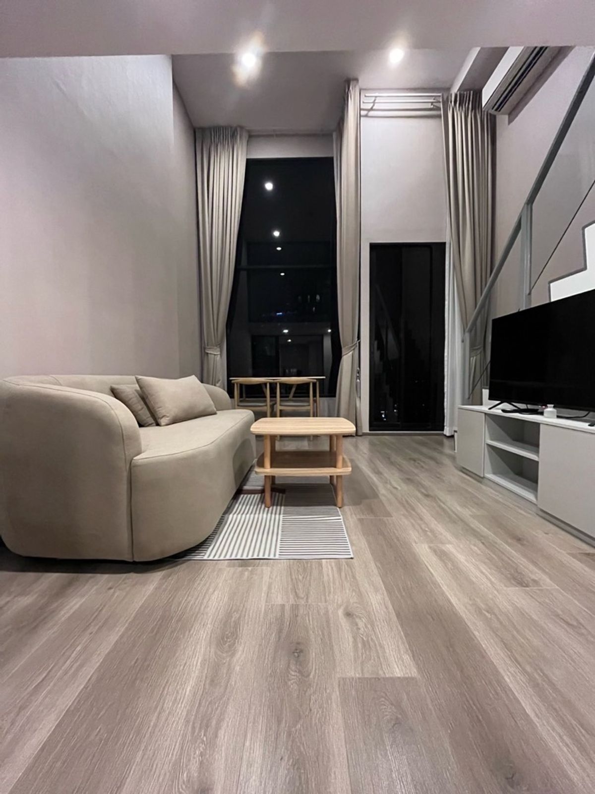 ให้เช่าคอนโดรัชดา ห้วยขวาง : SOHO BANGKOK RATCHADA🔥 Duo duplex 2ชั้น โปร่งๆ สบายๆ (ยินดีต่อรอง💯)