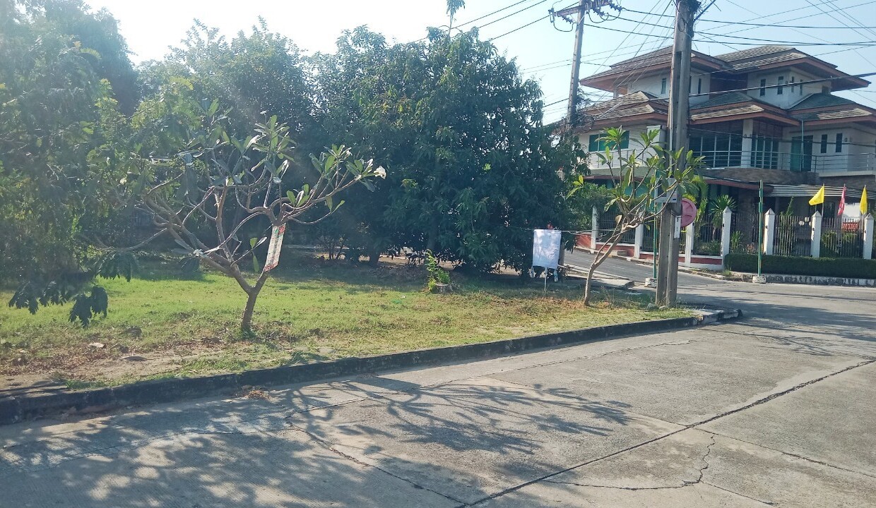 ขายที่ดินพุทธมณฑล ศาลายา : ที่ดินเปล่า 117.7 ตรว. โครงการ กฤษดานคร 31 ปิ่นเกล้า ถ.บรมราชชนนี ซ.รัศมี 13 แขวงศาลาธรรมสพน์ ตลิ่งชัน กทม.