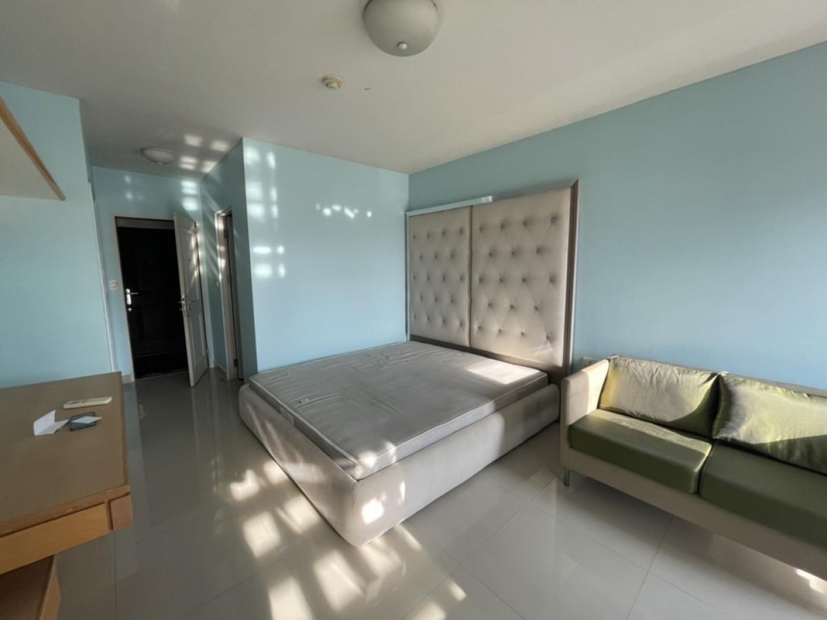 For RentCondoRama9, Petchburi, RCA : New beautiful view, new air conditioner, IHOUSE Rama 9-Ekkamai Building B, the sound is not loud. There is no disturbing car sound.