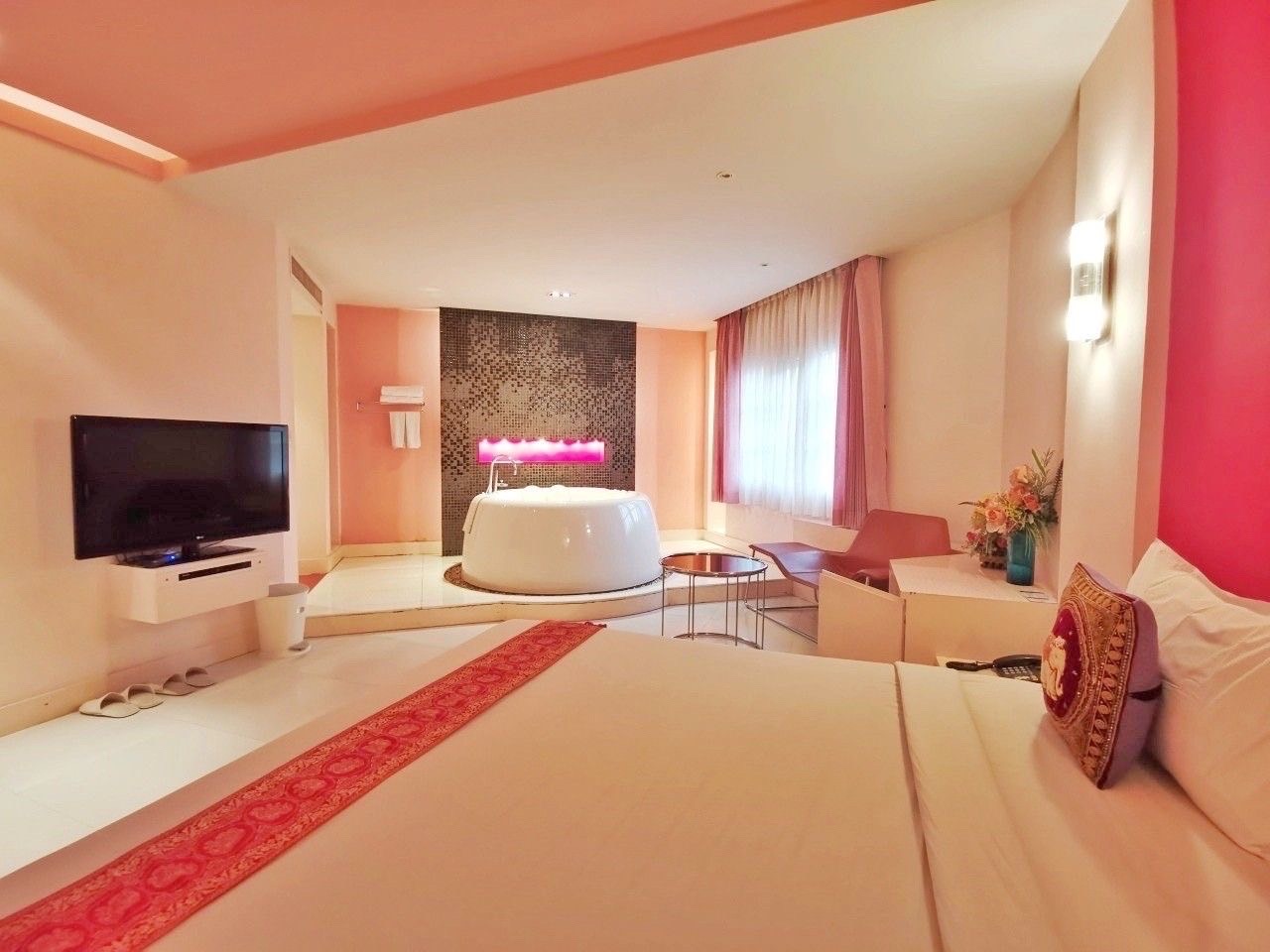 For SaleHotel&Apartment BusinessChaengwatana, Muangthong : Land for sale with business next to Ngamwongwan Road, a total area of ​​2 rai 7 square wah