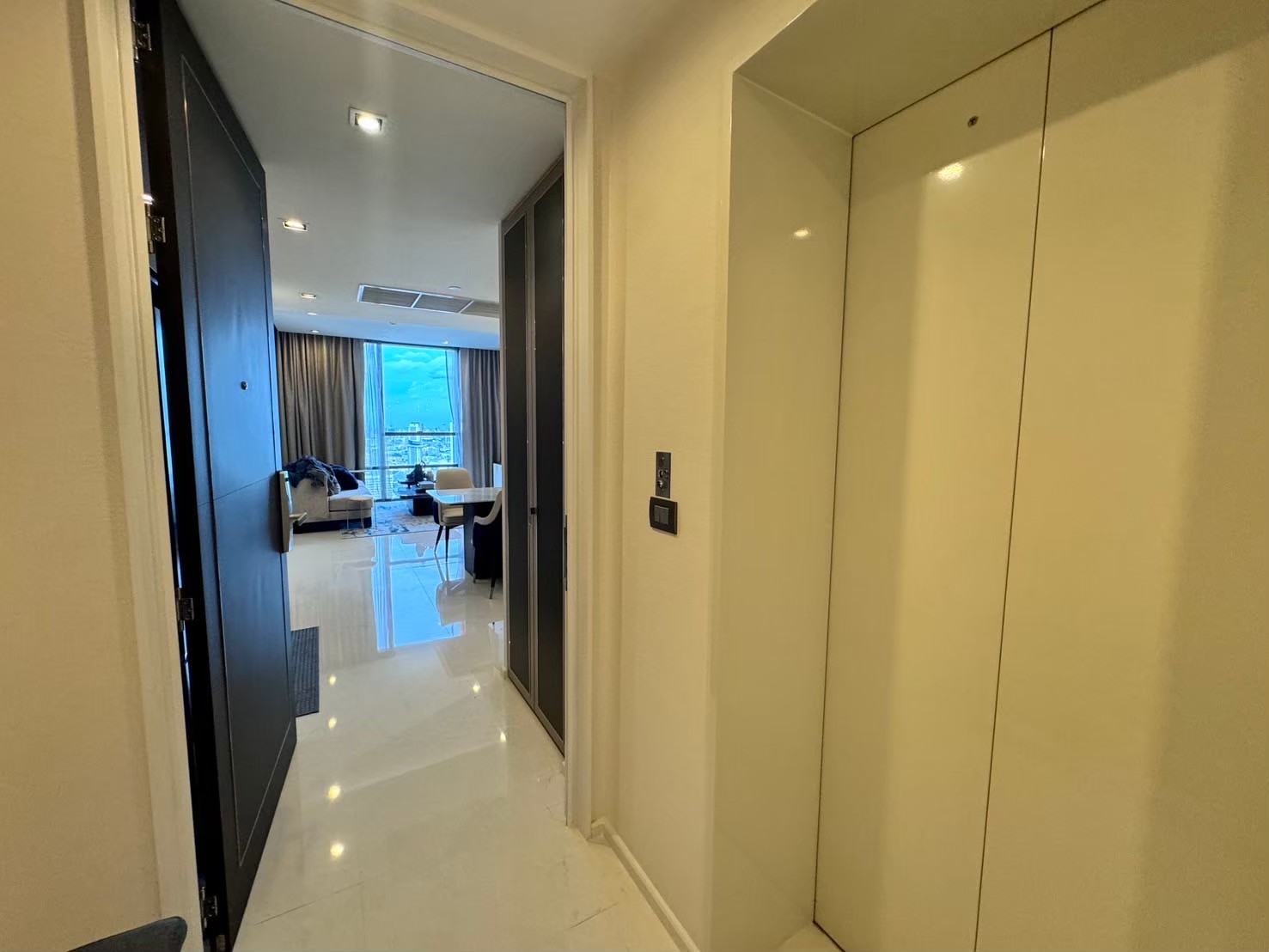 ขายคอนโดสาทร นราธิวาส : ขายด่วน ชั้นสูง ราคาดีที่สุด !! ขาย 15.9 MB. ชั้นสูง 40++ วิวสวย เดอะ แบงค็อคสาทร (The Bangkok Sathorn Sale, Rent ) เท่านั้น ห้องสวย ใหม่ ราคาดีม๊ากกห้องพร้อมเฟอร์นิเจอร์ แต่งหรู ลักชัวรี่ติด BTS ติดทางด่วน