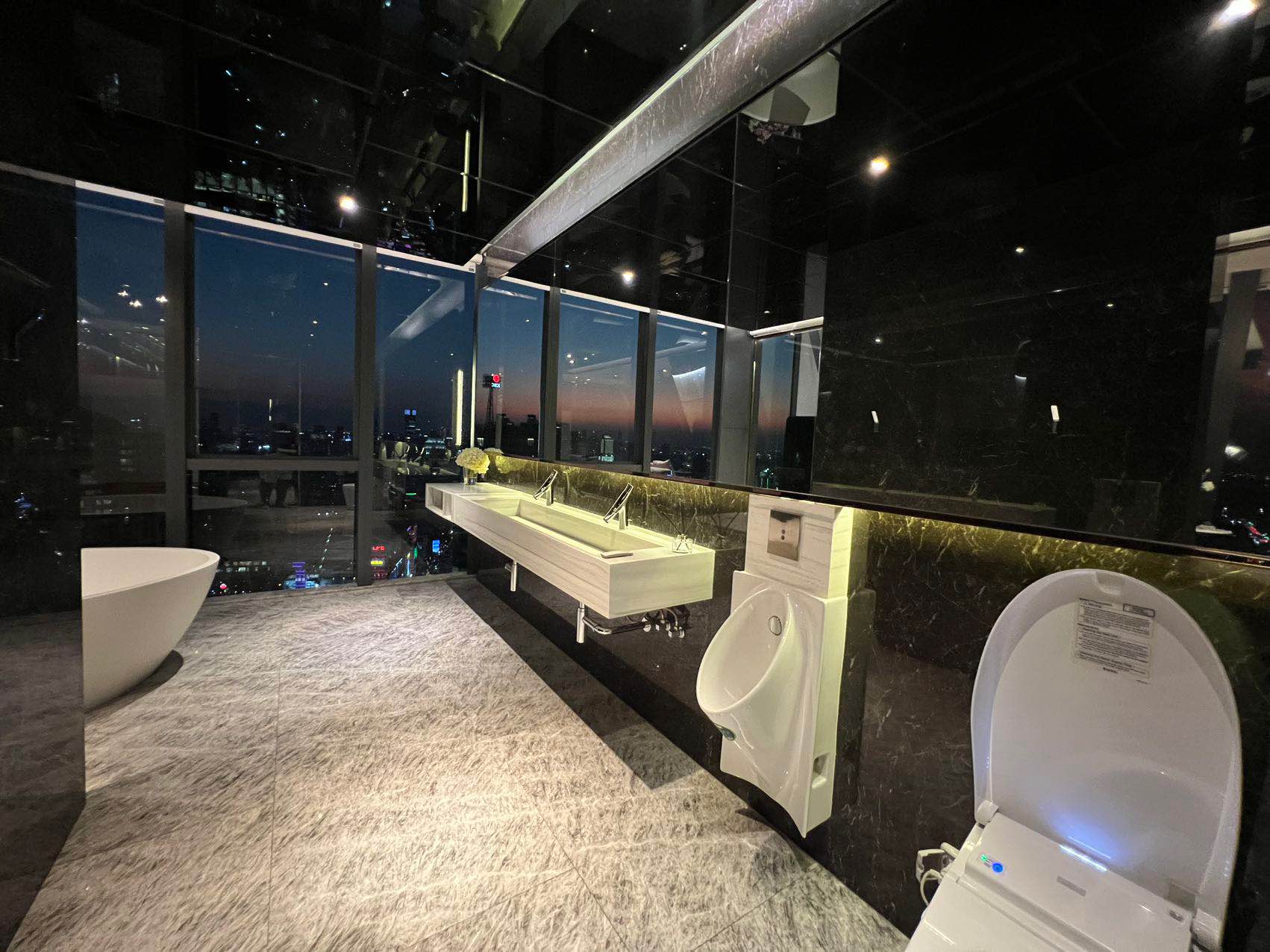 For RentCondoSukhumvit, Asoke, Thonglor : FOR ((RENT)) PRICE 700,000. - CONDO MARQUE SUKHUMVIT 39- 3 BEDS 4 BATHS, 45th, 297 SQ.M. ( Penthouse )