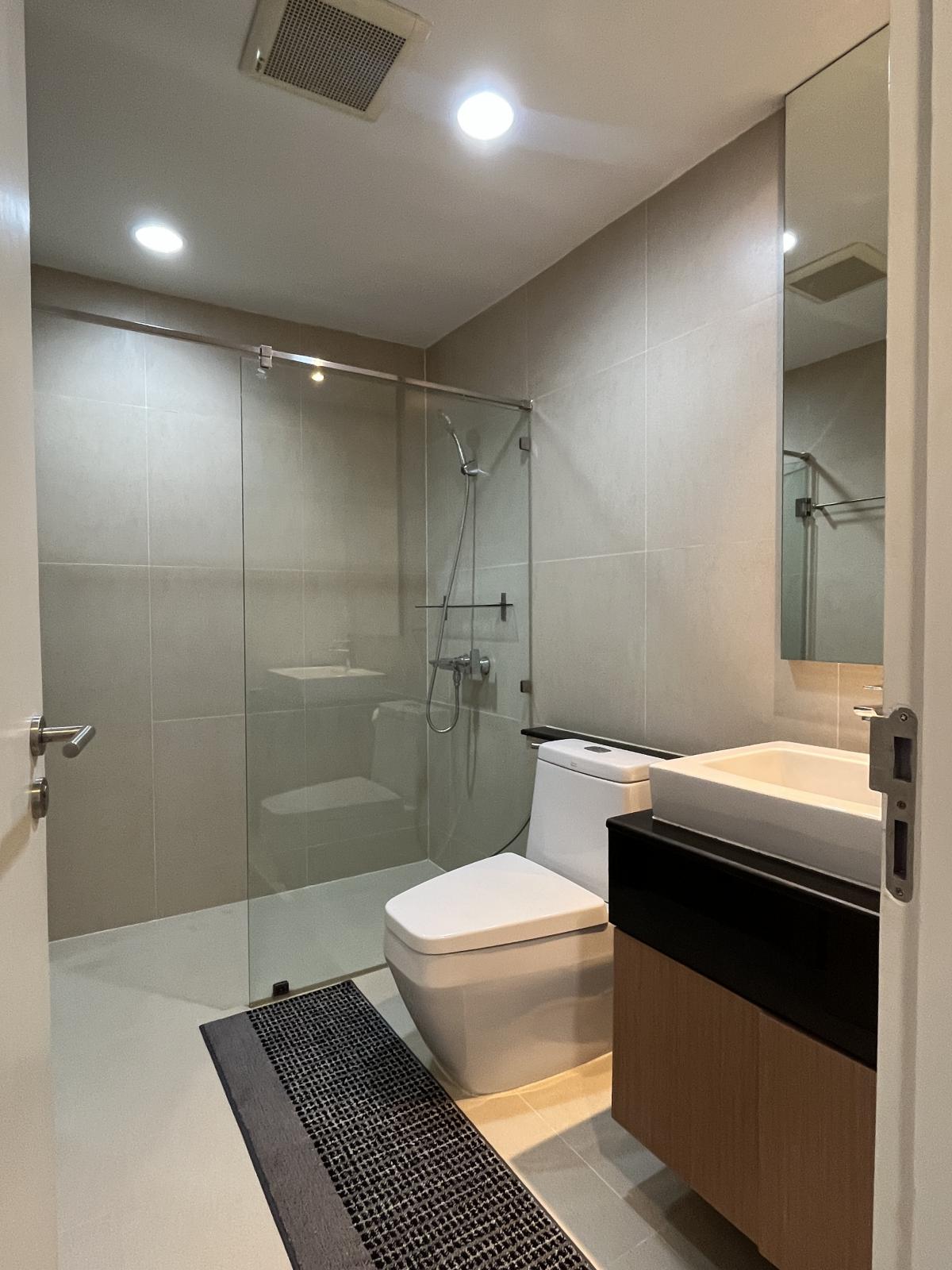 For RentCondoSukhumvit, Asoke, Thonglor : 📌 2 bedroom condo for rent, beautiful decorative furniture, convenient to travel near BTS Phrom Phong, ready to move in