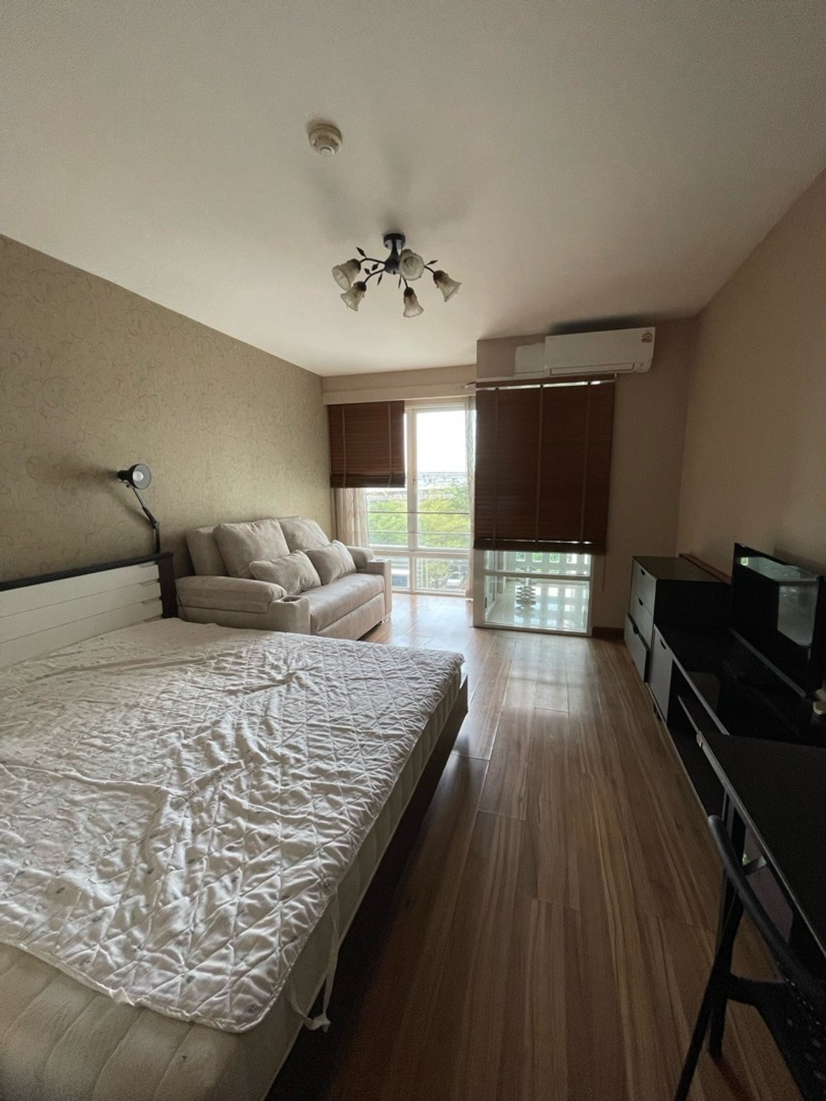 For RentCondoRama9, Petchburi, RCA : 3 kilometers from MRT Rama 9, MRT Phetchaburi, Airport Link Ramkhamhaeng, unblocked view to the east. The noisy side is not the side next to the expressway. New air conditioner, balcony made more special than normal rooms. *Electricity bill paid directly 