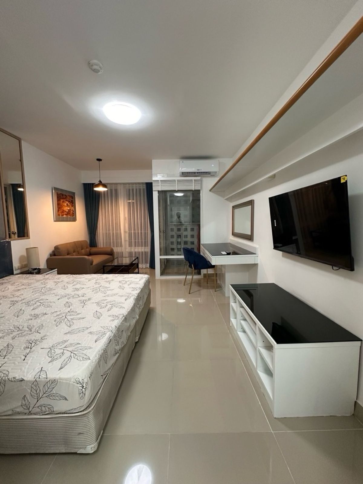 For RentCondoRama9, Petchburi, RCA : New beautiful view, new air conditioner, IHOUSE Rama 9-Ekkamai Building B, the sound is not loud. There is no disturbing car sound.