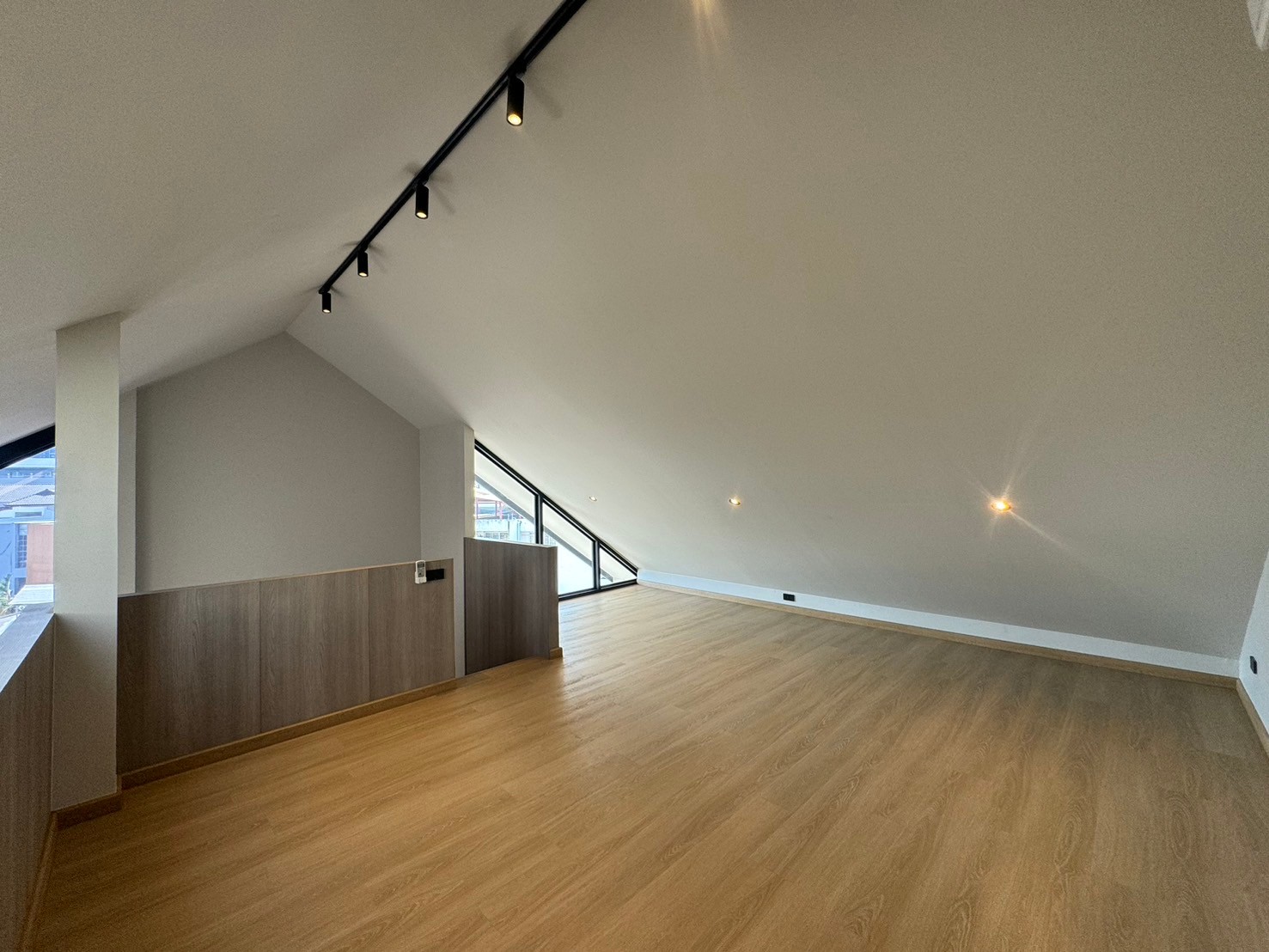 HouseSukhumvit, Asoke, Thonglor : Brand New House. Modern Luxury Design with Lift & Pool – Sukhumvit 全新别墅，现代奢华设计，带电梯和泳池，素坤逸。** NO CO-AGENT **