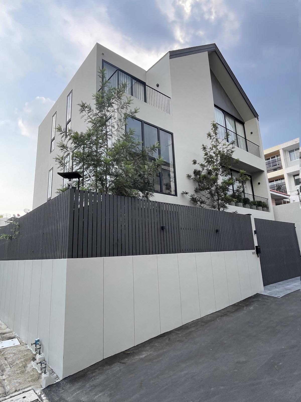 HouseSukhumvit, Asoke, Thonglor : Brand New House. Modern Luxury Design with Lift & Pool – Sukhumvit 全新别墅，现代奢华设计，带电梯和泳池，素坤逸。** NO CO-AGENT **