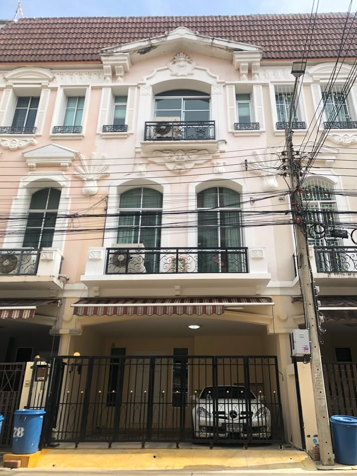 TownhomeKasetsart, Ratchayothin : 3-story townhome with beautiful decorative furniture for rent in Kaset-Chatuchak, near BTS, Samian Nari Temple, only 650 meters