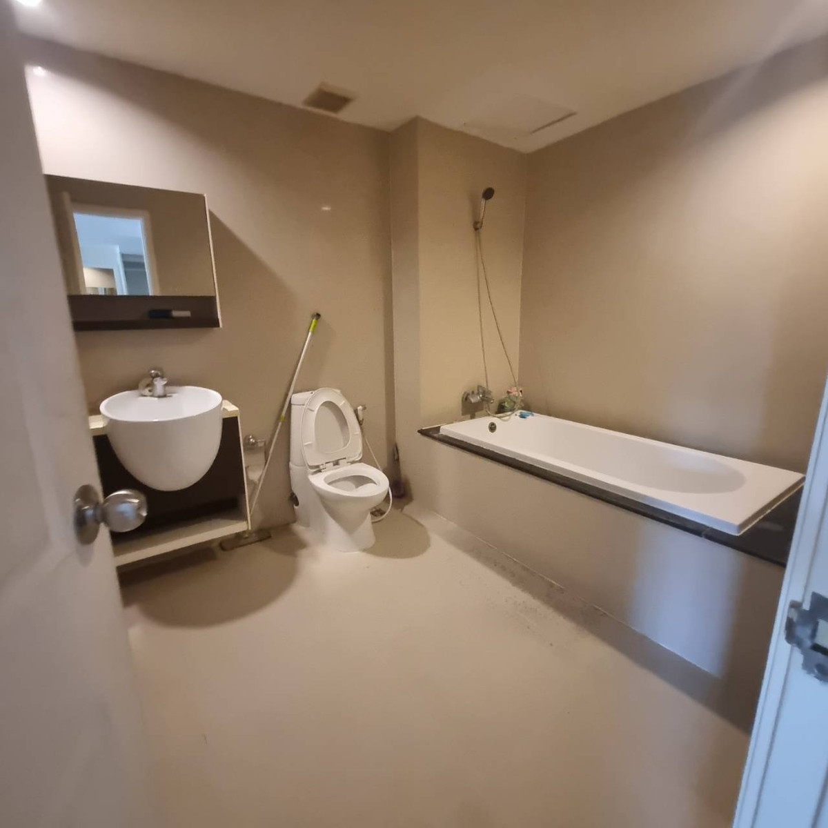 For RentCondoRamkhamhaeng, Hua Mak : Near abac university, near rajamangala stadium