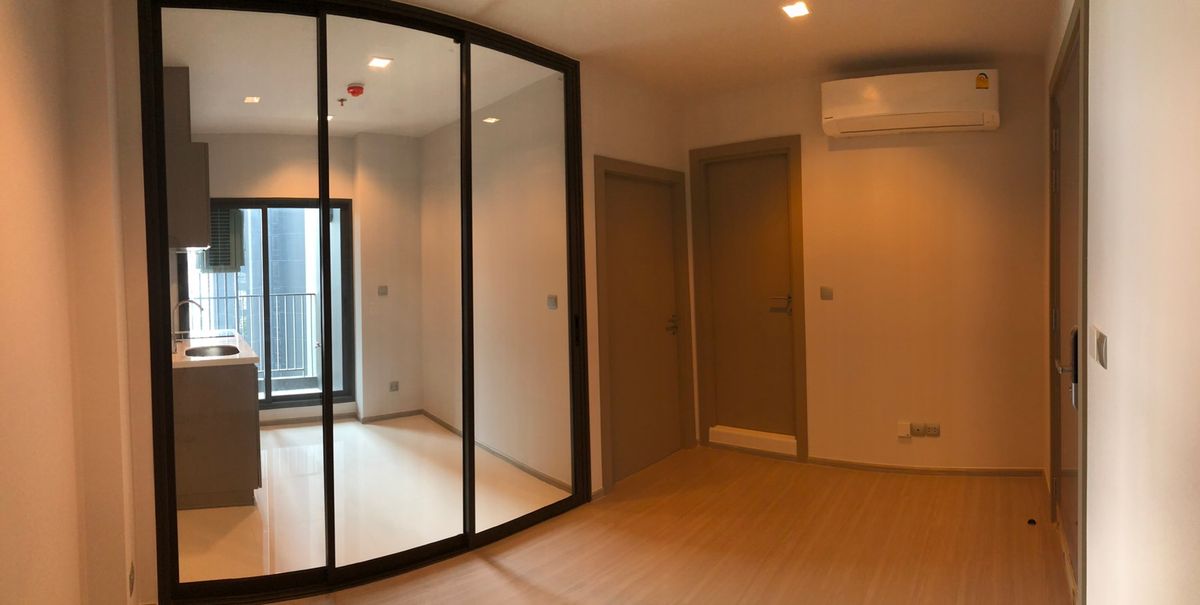 For SaleCondoRama9, Petchburi, RCA : Condo for sale: Life Asoke-Rama 9, near MRT Rama 9 about 300 meters and Airport Rail Link Makkasan Station about 550 meters.
