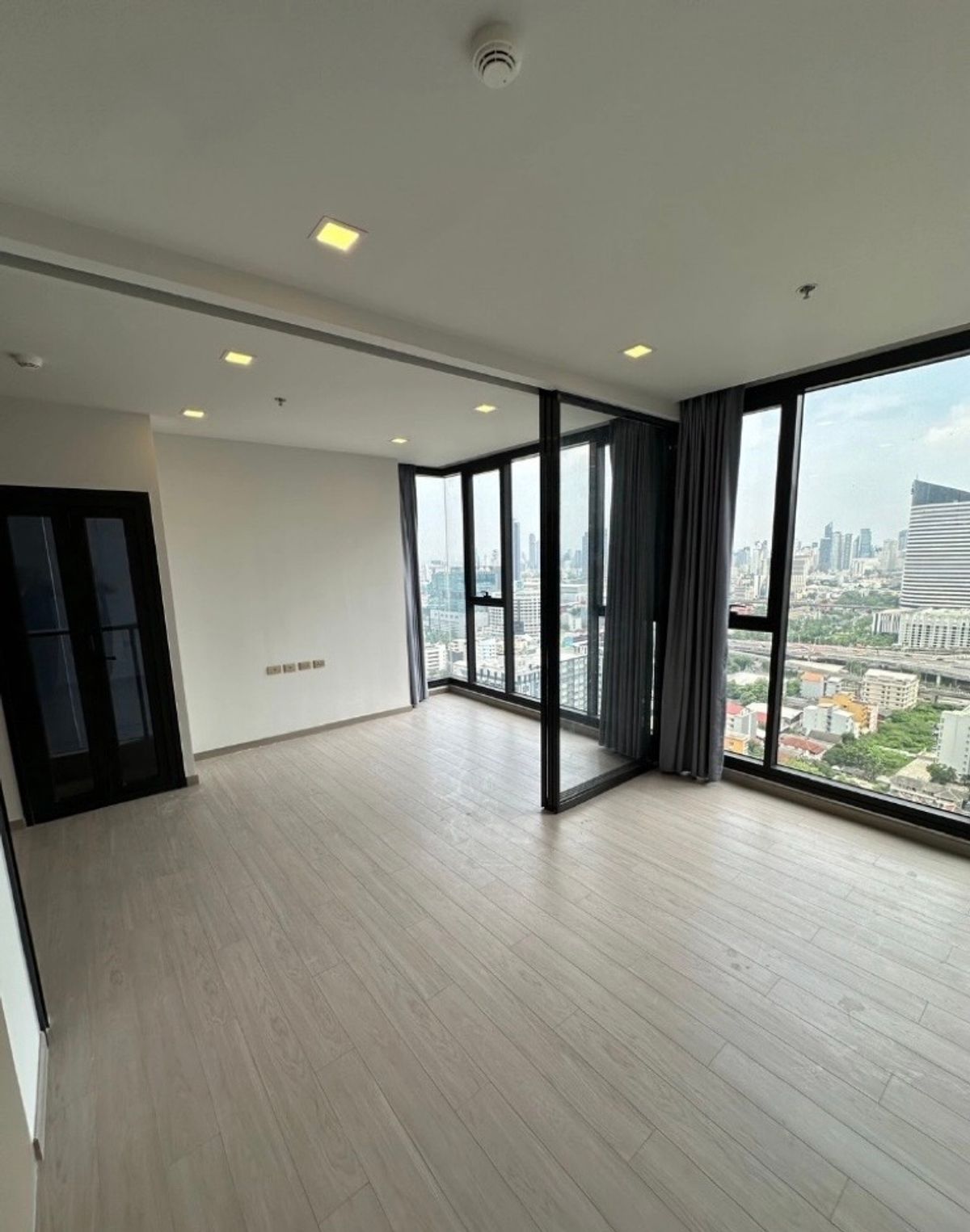 For SaleCondoRama9, Petchburi, RCA : One 9 Five Asoke-Rama 9 condo for sale, near MRT Rama 9, about 280 meters.