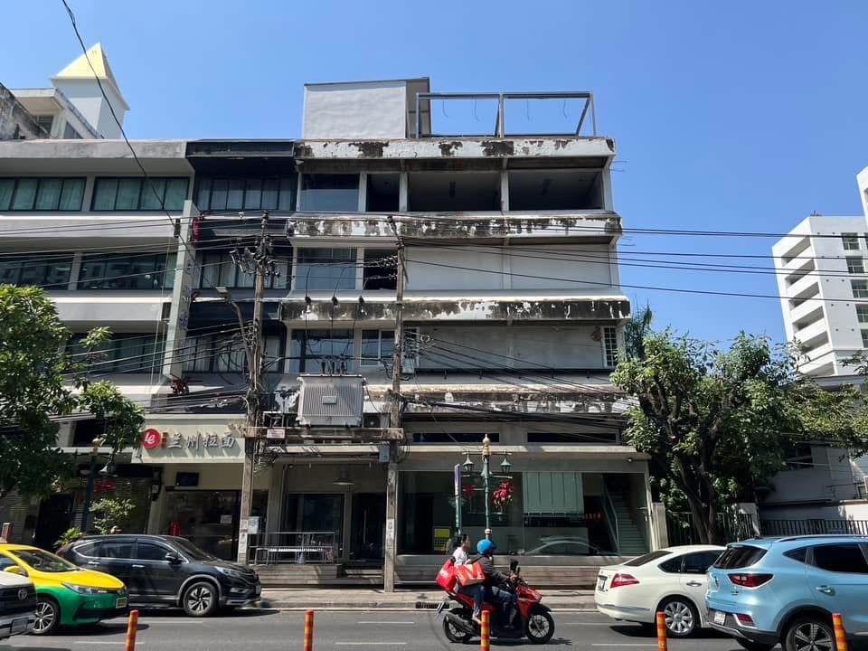 ให้เช่าอาคารพาณิชย์สุขุมวิท อโศก ทองหล่อ : ♦ Prime Location ♦ อาคารพาณิชย์ 3 ชั้น 3 คูหา ปากซอยทองหล่อ 25 | 130.00 ตร.ม. | มี ลิฟต์แก้ว | ใกล้ Tops Food Hall 4 นาที, BTS ทองหล่อ 5 นาที, ดองกิ มอลล์ ทองหล่อ 5 นาที
