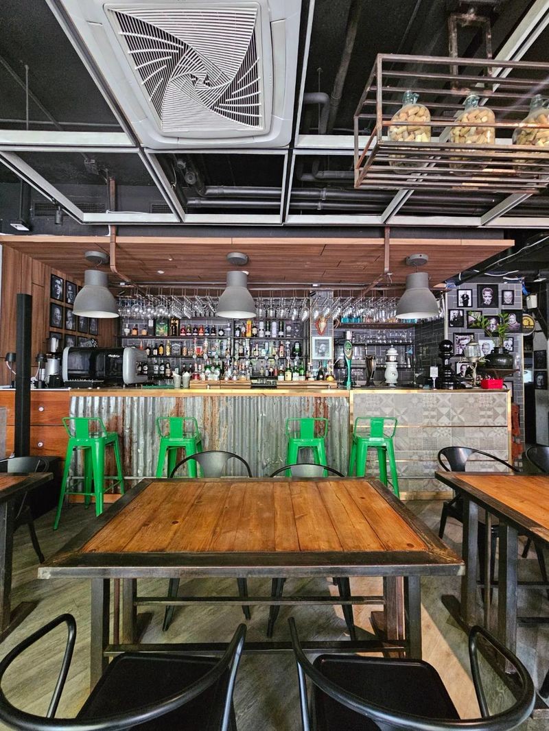 For LeaseholdRetail SpaceSilom, Saladaeng, Bangrak : 📢 Special opportunity! Premium Restaurant-Bar Ready to operate immediately