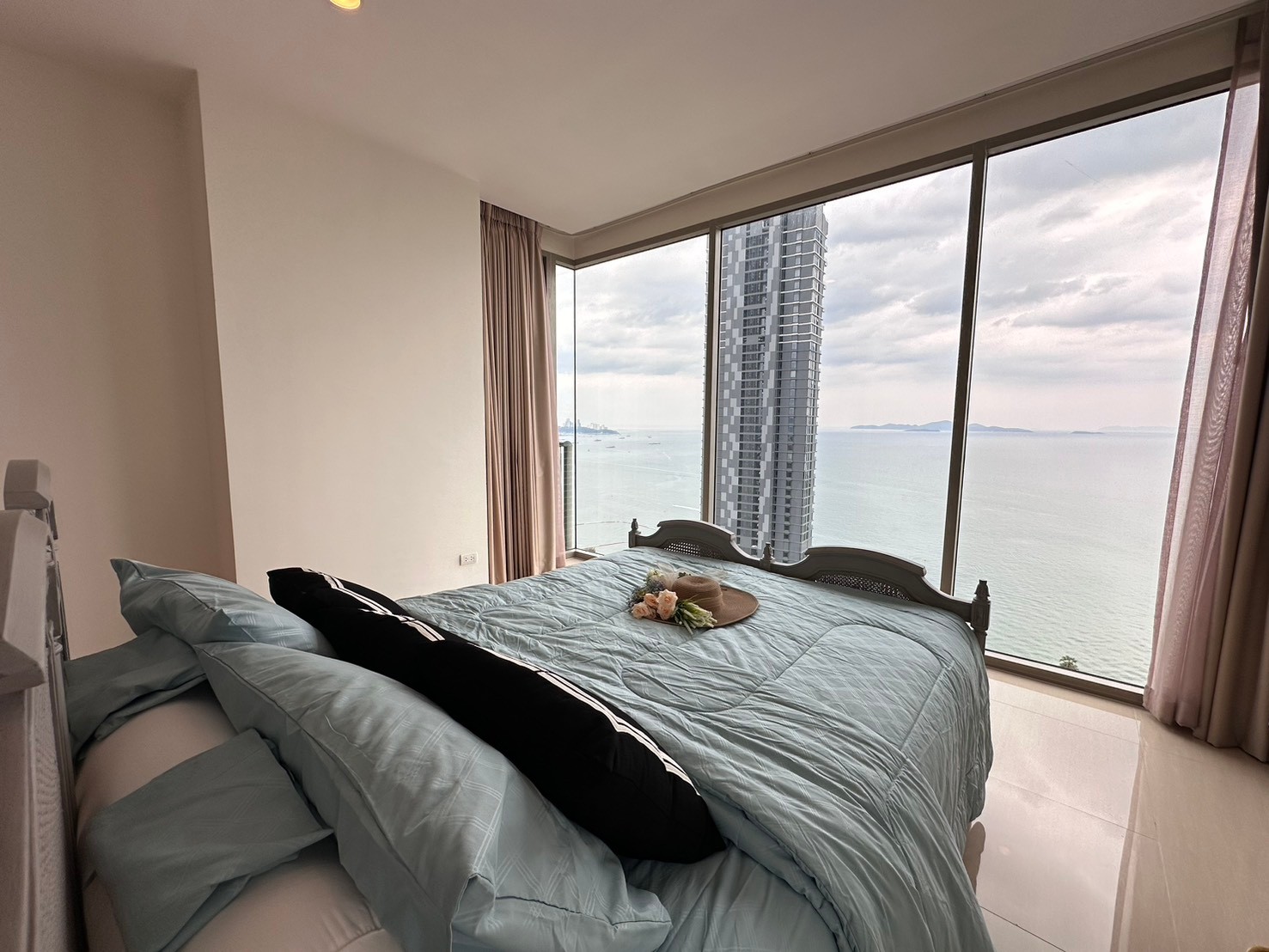 ขายคอนโดพัทยา บางแสน ชลบุรี สัตหีบ : 🏖️✨ The Riviera Wongamat For Sale– 2 Bedroom Luxury Seaview Condo! ✨| 19.9 MB | 84 Sqm.🏖️