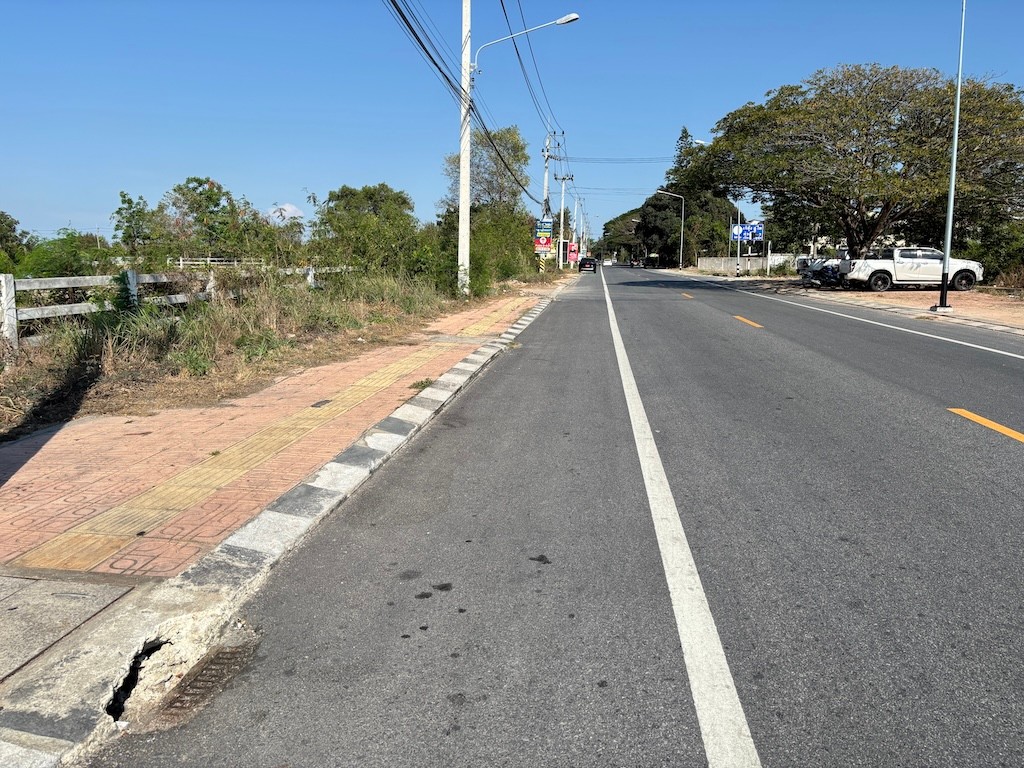 For SaleLandPattaya, Bangsaen, Chonburi : The land of Pattaya is 28 rai before Nong Nooch Garden. The entrance to the golf course Get off the motorway, Jomtien Beach, 5 minutes to the land.
