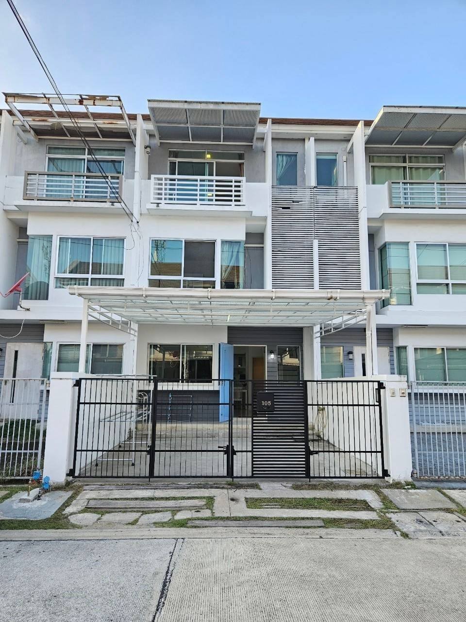 For RentTownhomePattanakan, Srinakarin : Selling/renting a 3 -story townhome house & quot; Rama IX house-Srinakarin & quot; Hua Mak, Bang Krai, the project is adjacent to Kurve 7