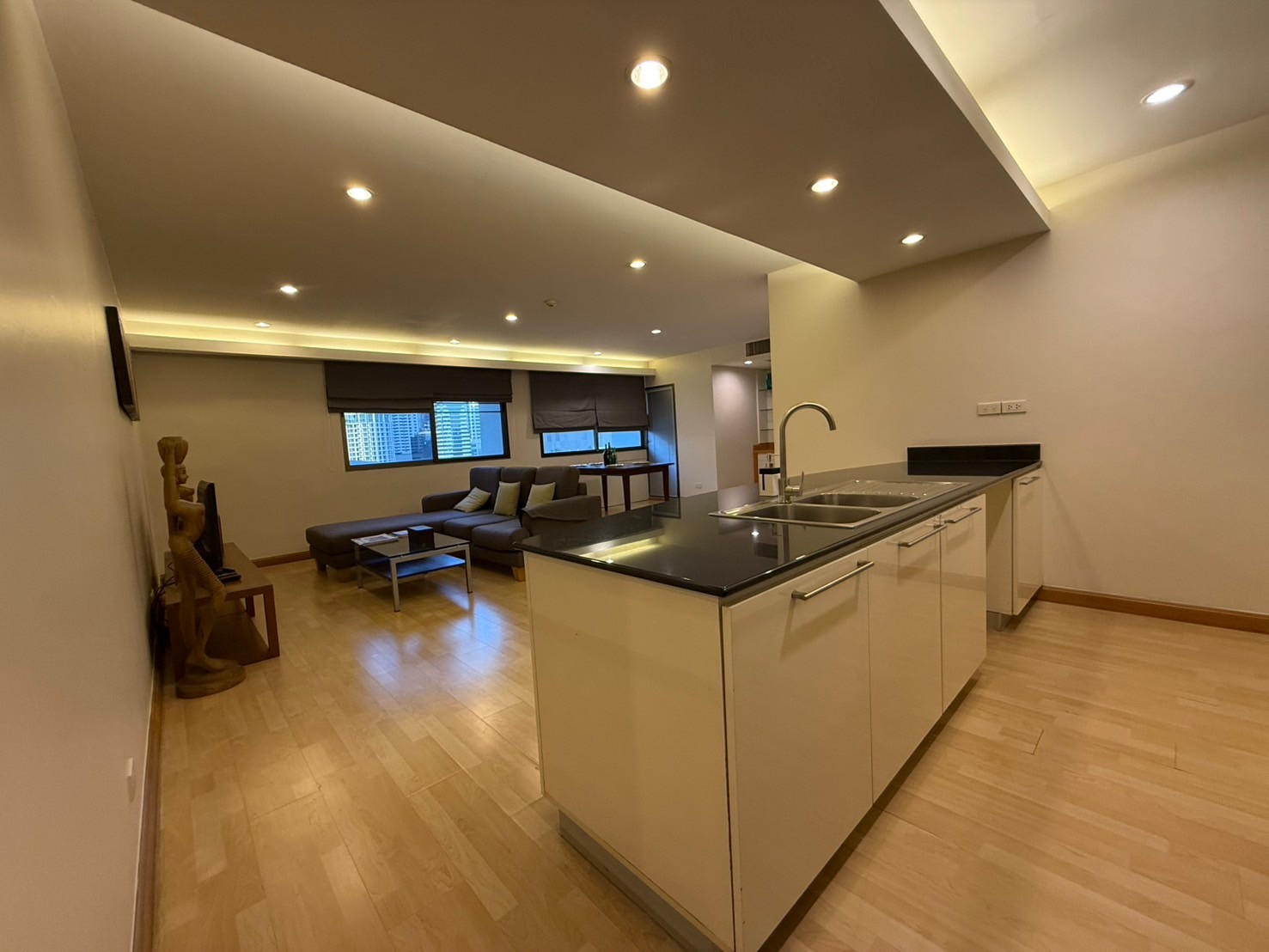 For RentCondoPattanakan, Srinakarin : ✨ 2 bedroom condo for rent, complete furniture, beautiful decoration, cleaning service every week Good location near Ratchadamri, Lumphini Park is ready to move in.
