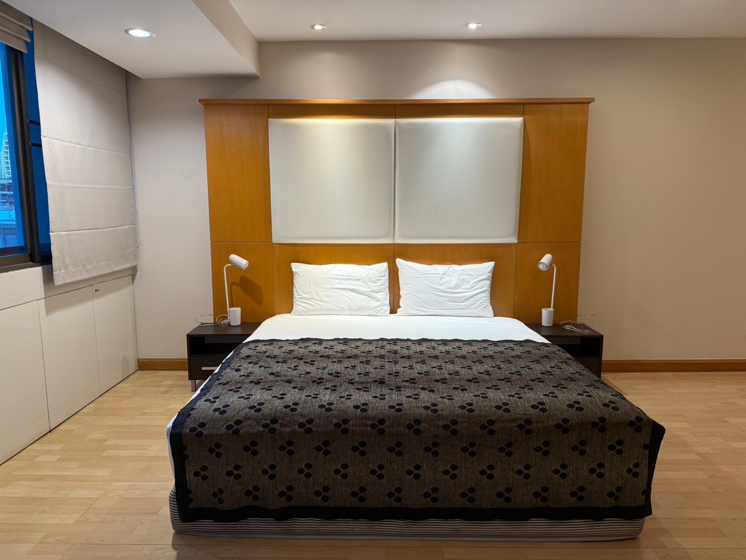 For RentCondoPattanakan, Srinakarin : ✨ 2 bedroom condo for rent, complete furniture, beautiful decoration, cleaning service every week Good location near Ratchadamri, Lumphini Park is ready to move in.