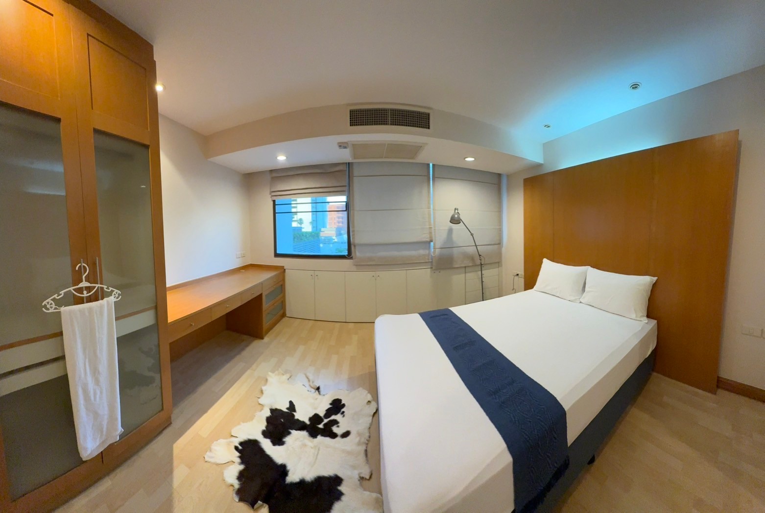 For RentCondoPattanakan, Srinakarin : ✨ 2 bedroom condo for rent, complete furniture, beautiful decoration, cleaning service every week Good location near Ratchadamri, Lumphini Park is ready to move in.