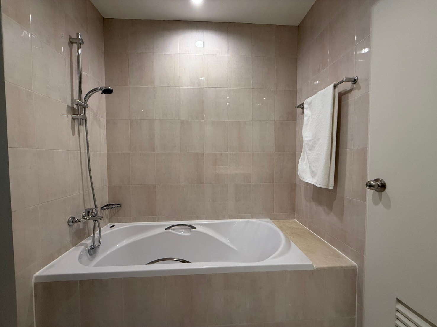 For RentCondoPattanakan, Srinakarin : ✨ 2 bedroom condo for rent, complete furniture, beautiful decoration, cleaning service every week Good location near Ratchadamri, Lumphini Park is ready to move in.