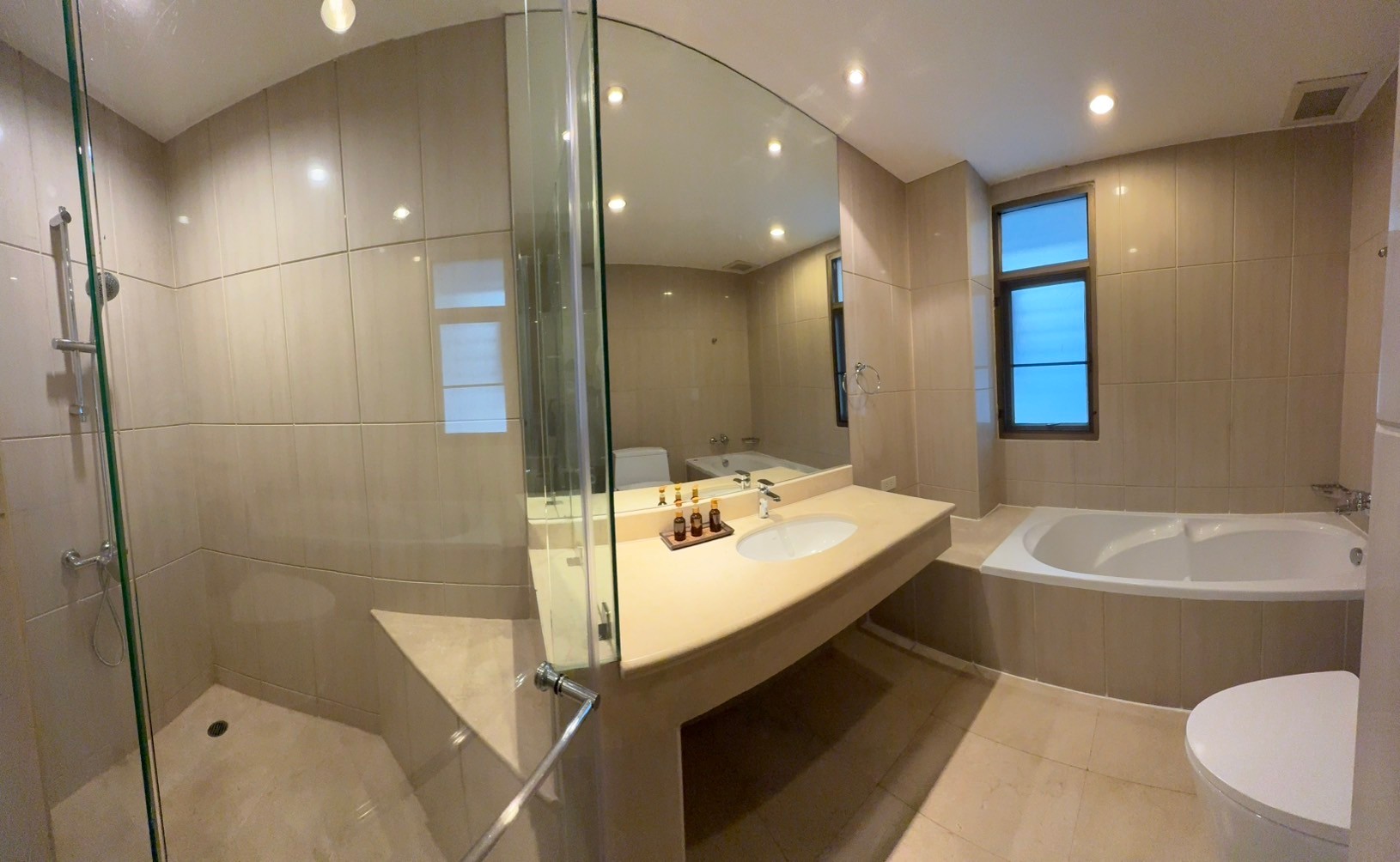 For RentCondoPattanakan, Srinakarin : ✨ 2 bedroom condo for rent, complete furniture, beautiful decoration, cleaning service every week Good location near Ratchadamri, Lumphini Park is ready to move in.