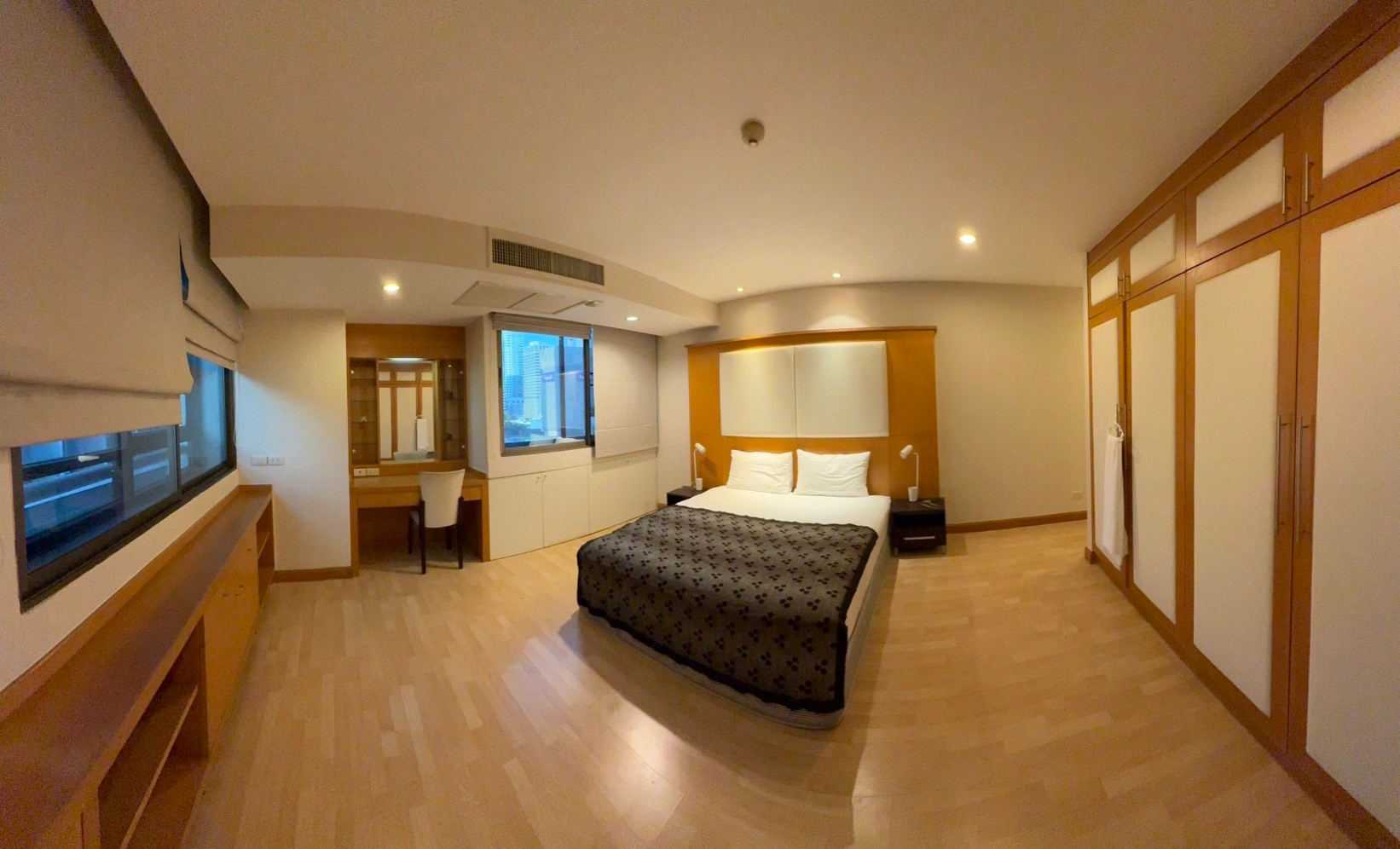 For RentCondoPattanakan, Srinakarin : ✨ 2 bedroom condo for rent, complete furniture, beautiful decoration, cleaning service every week Good location near Ratchadamri, Lumphini Park is ready to move in.