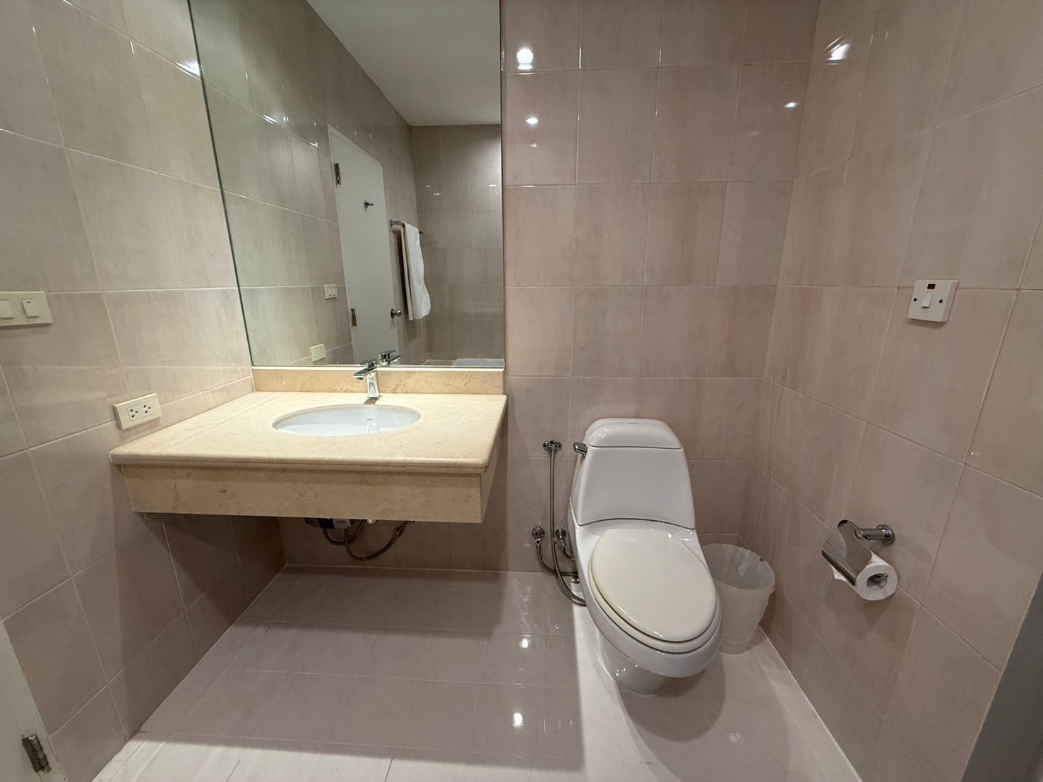 For RentCondoPattanakan, Srinakarin : ✨ 2 bedroom condo for rent, complete furniture, beautiful decoration, cleaning service every week Good location near Ratchadamri, Lumphini Park is ready to move in.