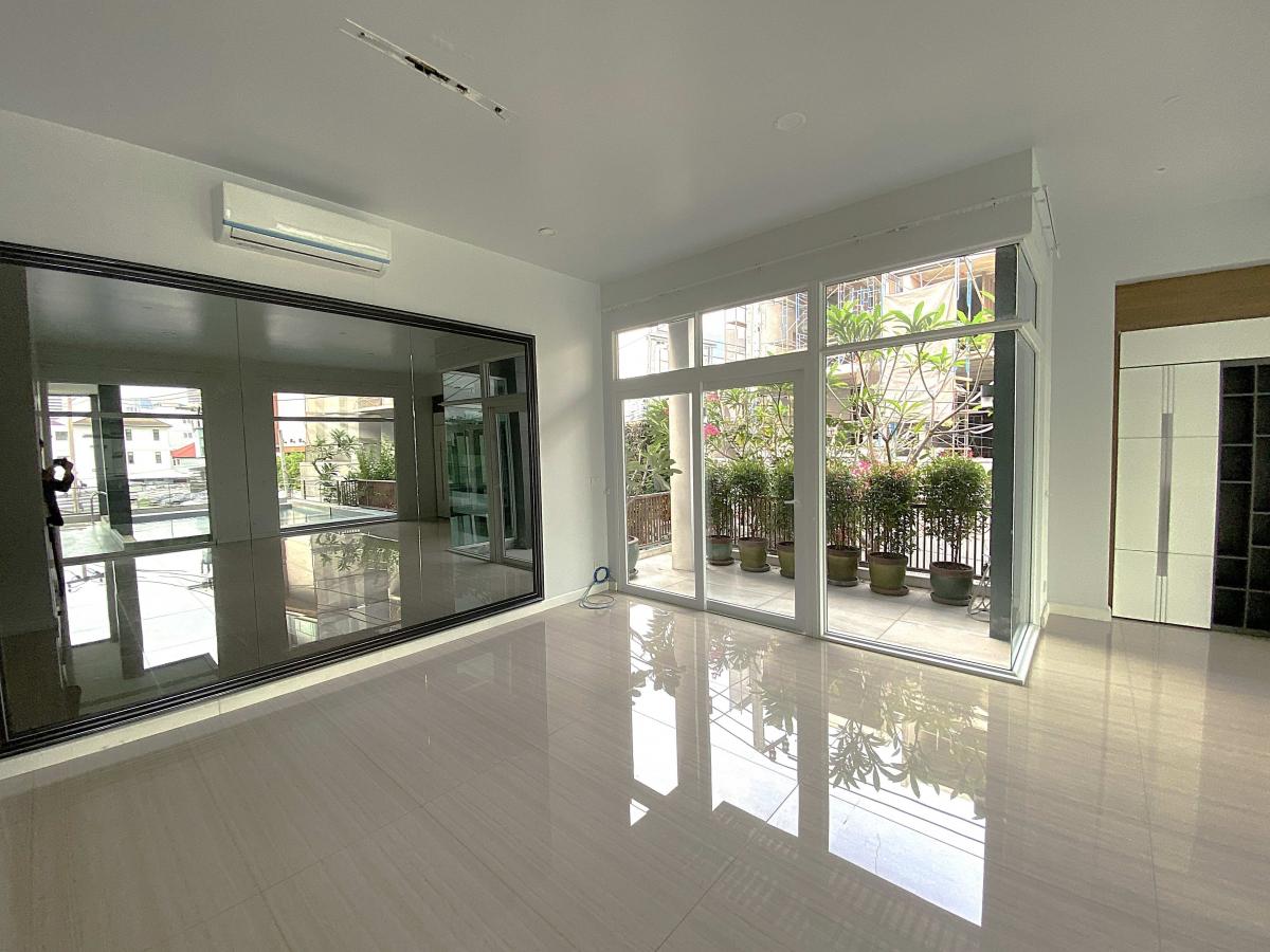 For SaleHouseSukhumvit, Asoke, Thonglor : 5-Storey House for SALE with swimming pool and elevator. ** No Co-Agent **