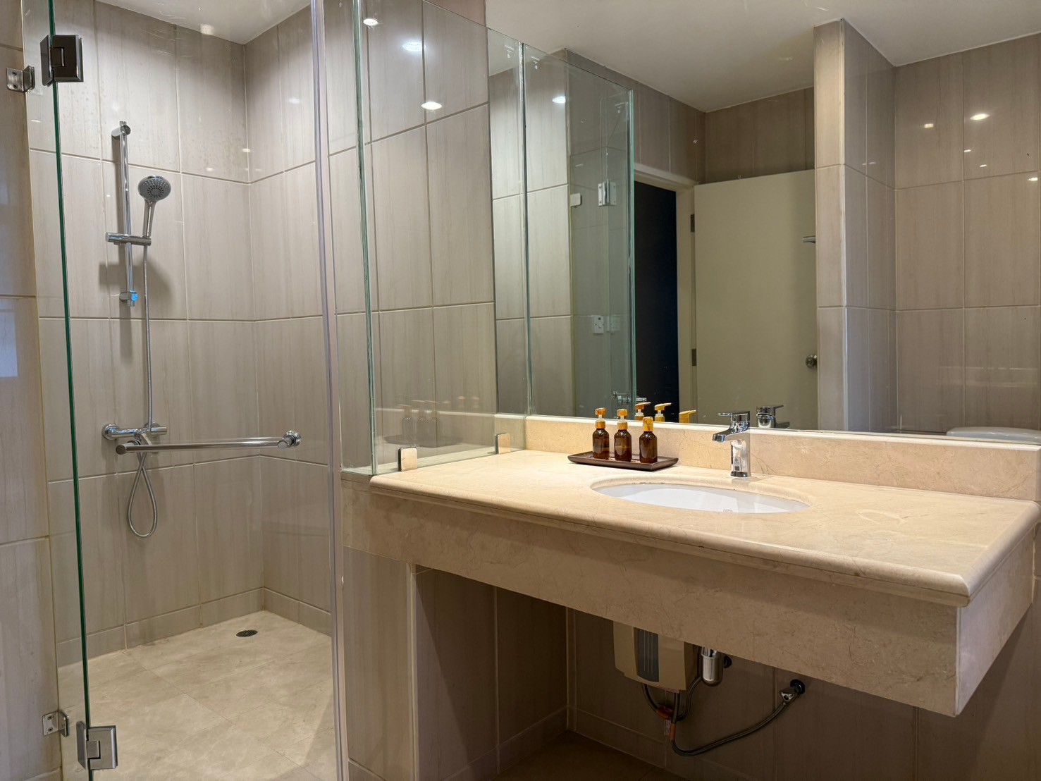 For RentCondoPattanakan, Srinakarin : ✨ 2 bedroom condo for rent, complete furniture, beautiful decoration, cleaning service every week Good location near Ratchadamri, Lumphini Park is ready to move in.