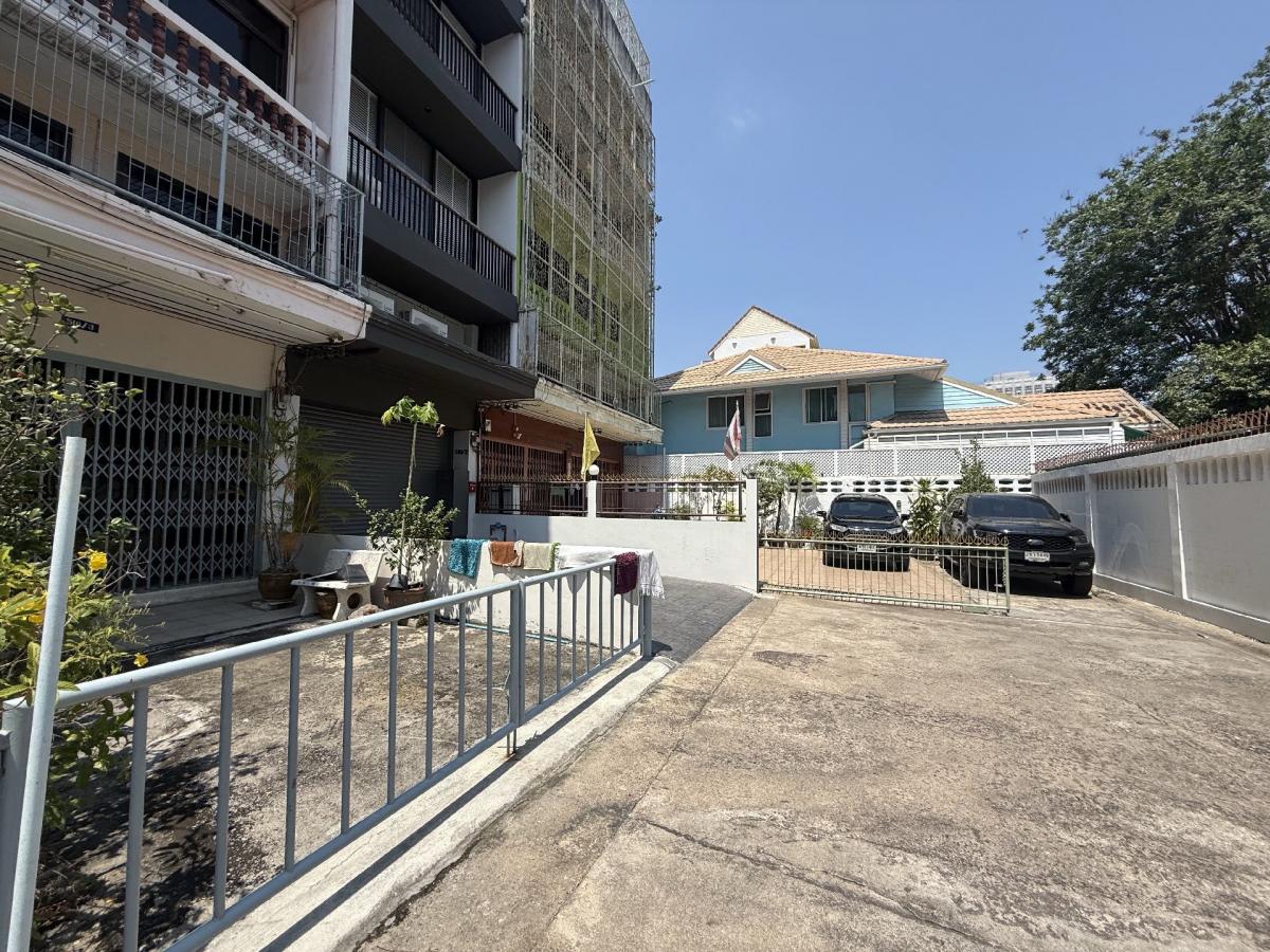 For SaleShop HousePinklao, Charansanitwong : 🎉 Urgent sale of building 17 sq m, 5 floors, Wang Lang Soi 8, beautiful, ready to move in, near Siriraj-Mrt. Fai Chai-Wang Lang Soi 8 intersection. There is parking. Free transfer.