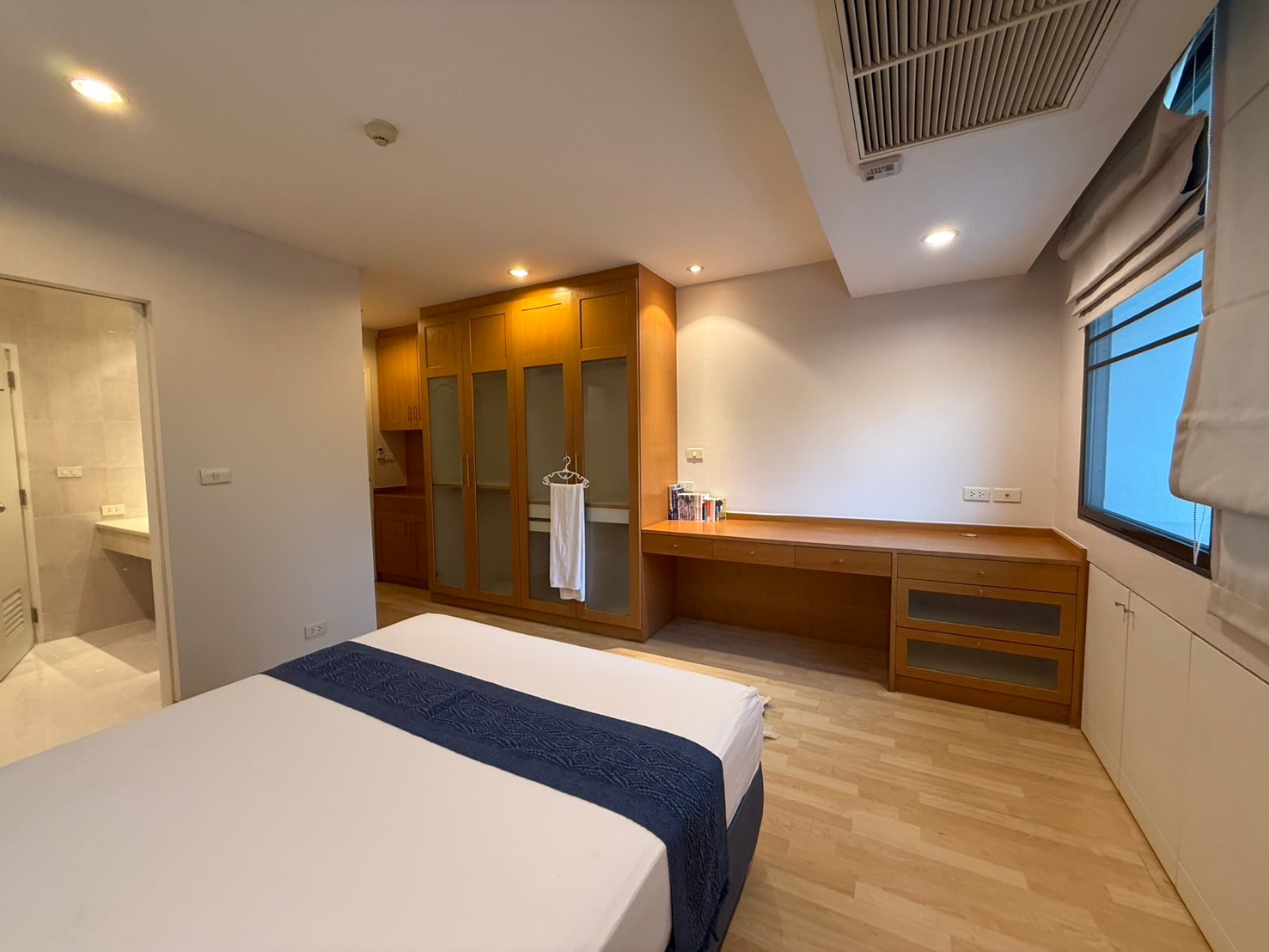 For RentCondoPattanakan, Srinakarin : ✨ 2 bedroom condo for rent, complete furniture, beautiful decoration, cleaning service every week Good location near Ratchadamri, Lumphini Park is ready to move in.