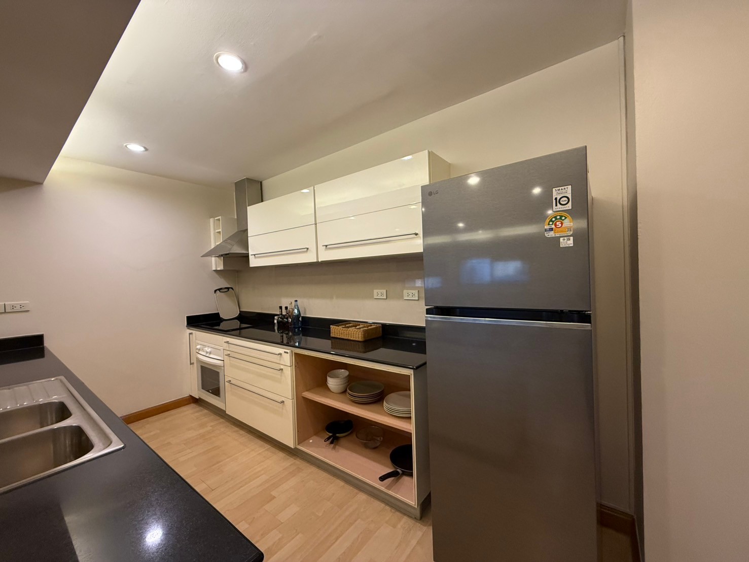 For RentCondoPattanakan, Srinakarin : ✨ 2 bedroom condo for rent, complete furniture, beautiful decoration, cleaning service every week Good location near Ratchadamri, Lumphini Park is ready to move in.