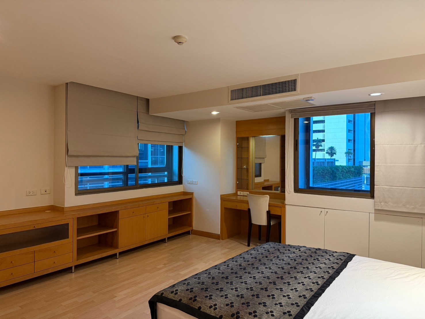 For RentCondoPattanakan, Srinakarin : ✨ 2 bedroom condo for rent, complete furniture, beautiful decoration, cleaning service every week Good location near Ratchadamri, Lumphini Park is ready to move in.