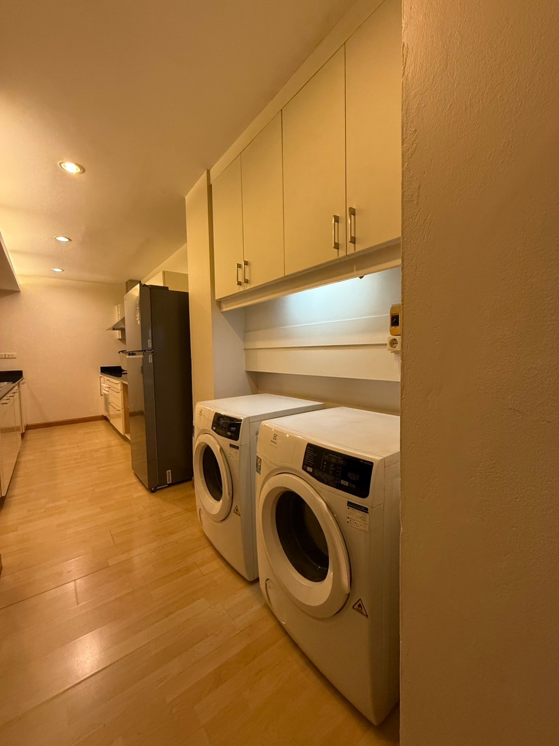 For RentCondoPattanakan, Srinakarin : ✨ 2 bedroom condo for rent, complete furniture, beautiful decoration, cleaning service every week Good location near Ratchadamri, Lumphini Park is ready to move in.