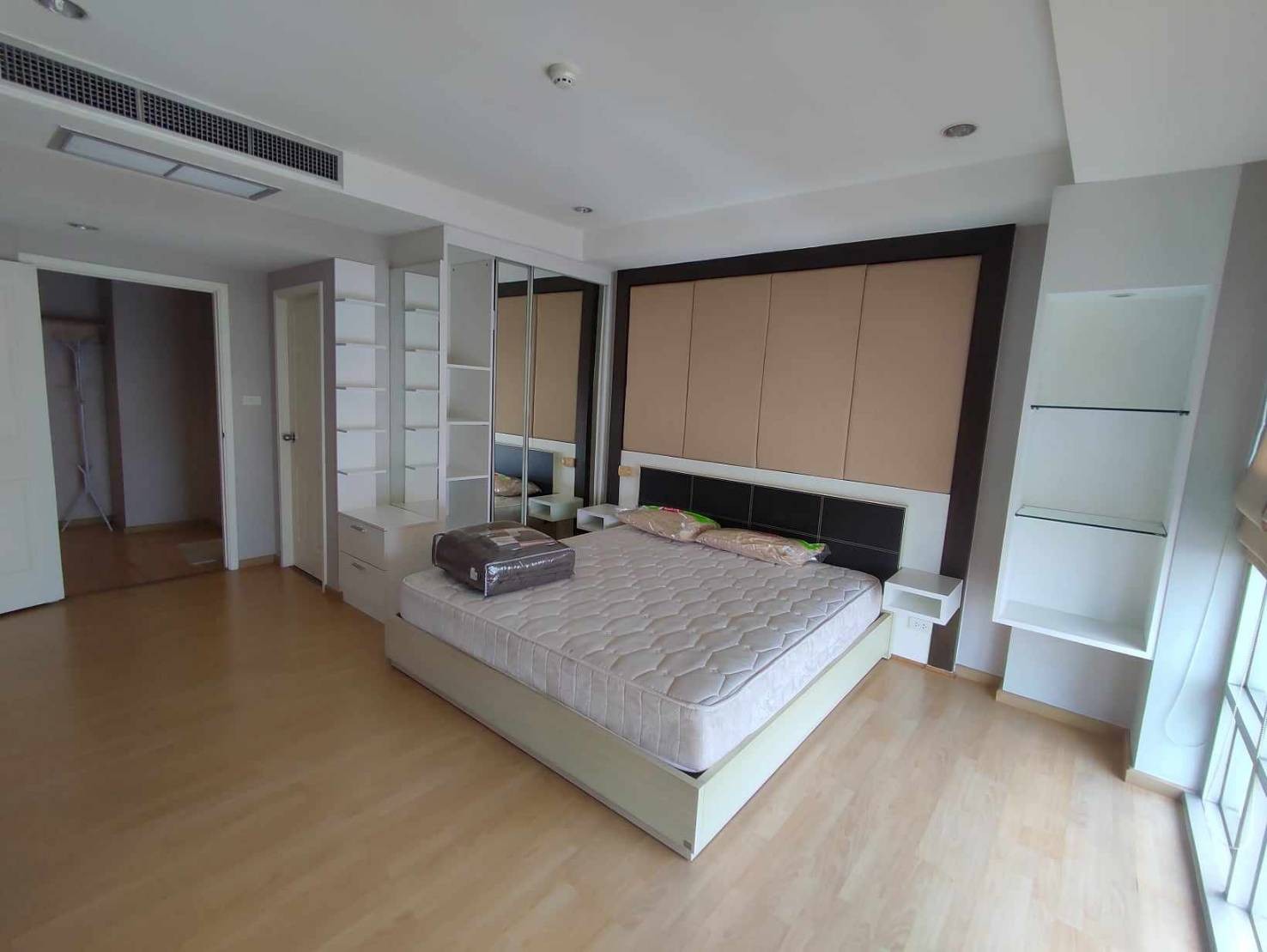 ให้เช่าคอนโดรามคำแหง หัวหมาก : 3 bedrooms type duplex 2 story 120sqm. near abac huamark please call/line id:paolin1