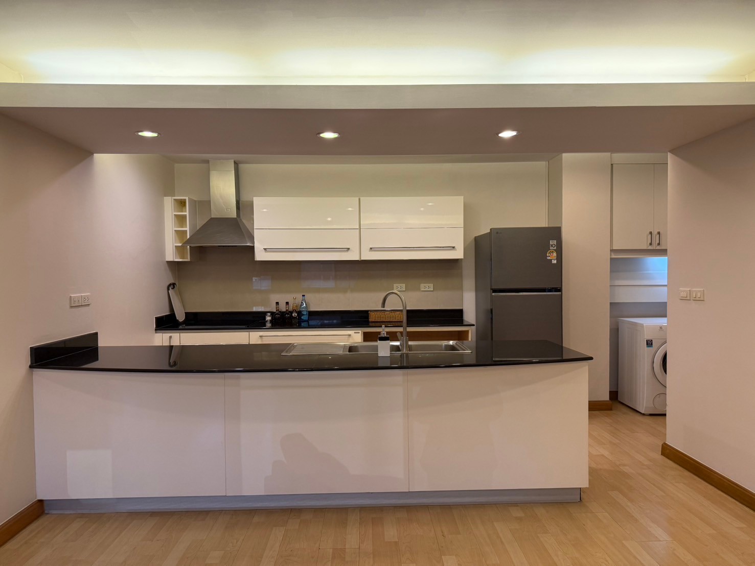 For RentCondoPattanakan, Srinakarin : ✨ 2 bedroom condo for rent, complete furniture, beautiful decoration, cleaning service every week Good location near Ratchadamri, Lumphini Park is ready to move in.