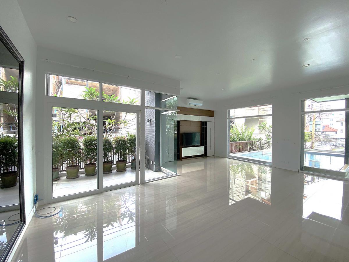 For SaleHouseSukhumvit, Asoke, Thonglor : 5-Storey House for SALE with swimming pool and elevator. ** No Co-Agent **