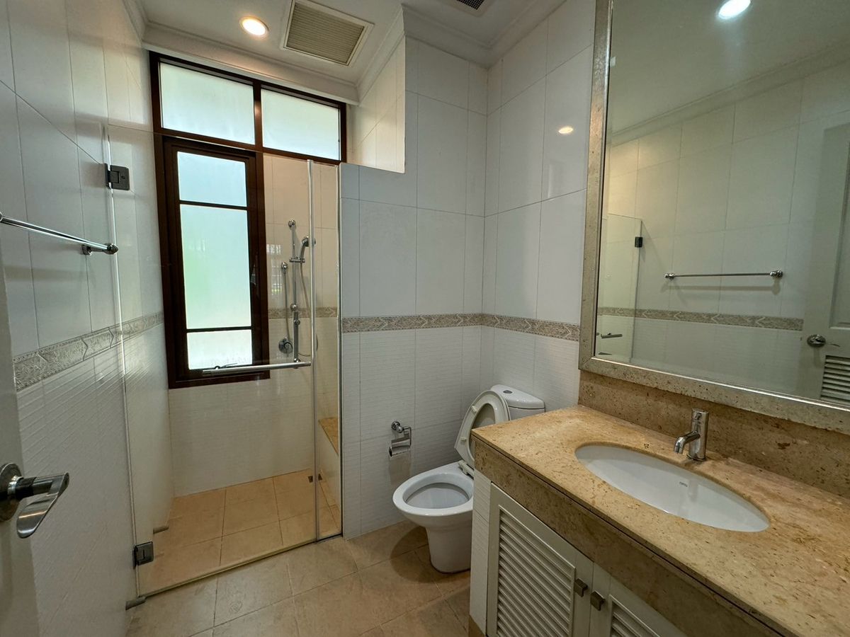 HouseSukhumvit, Asoke, Thonglor : Luxury houses in exclusive private compound, Close to BTS - Sukhumvit ** No Co-Agent ** 高端私人别墅园区的豪华住宅，靠近素坤逸BTS。不接受中介合作