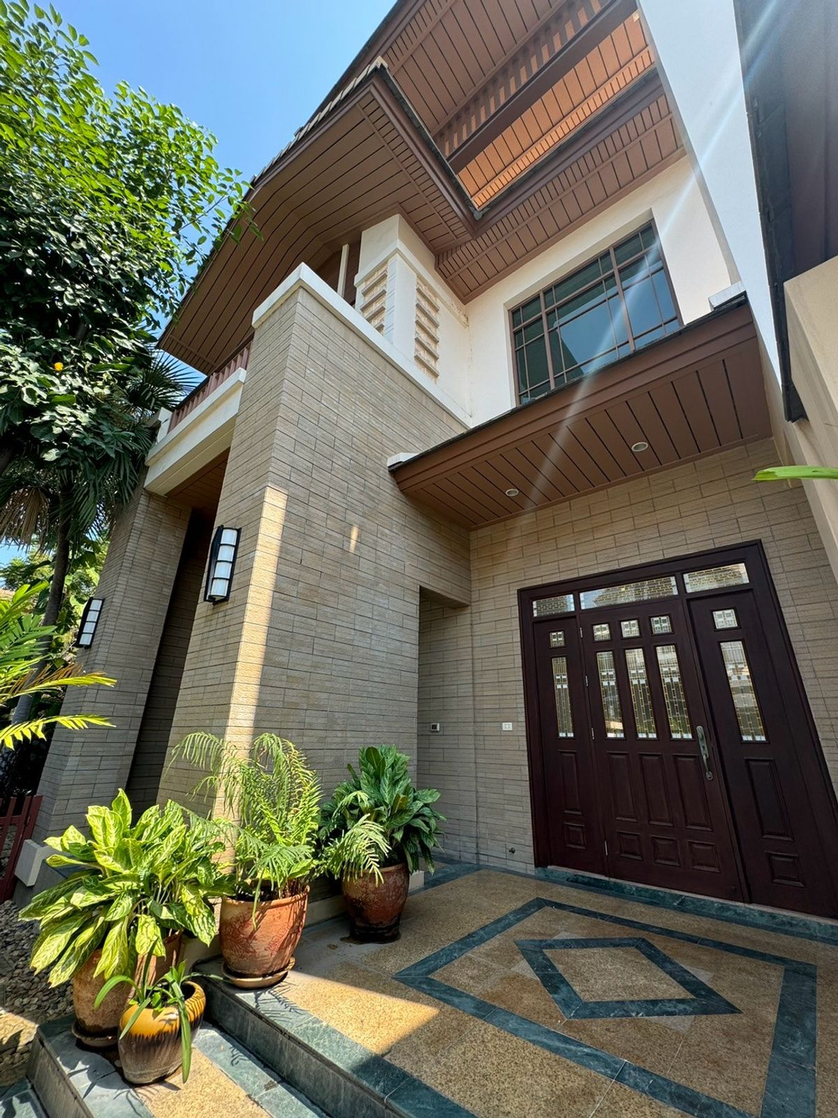 HouseSukhumvit, Asoke, Thonglor : Luxury houses in exclusive private compound, Close to BTS - Sukhumvit ** No Co-Agent ** 高端私人别墅园区的豪华住宅，靠近素坤逸BTS。不接受中介合作